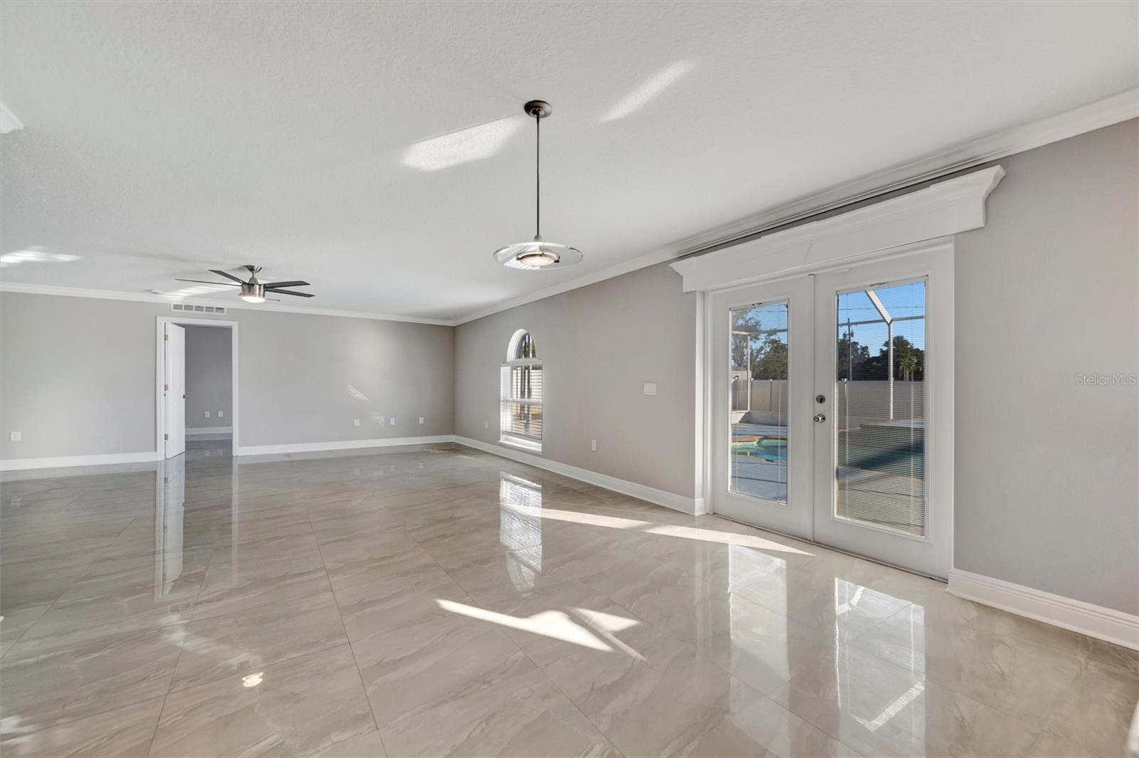 Image 18 of 67 For 2115 Valrico Heights Boulevard