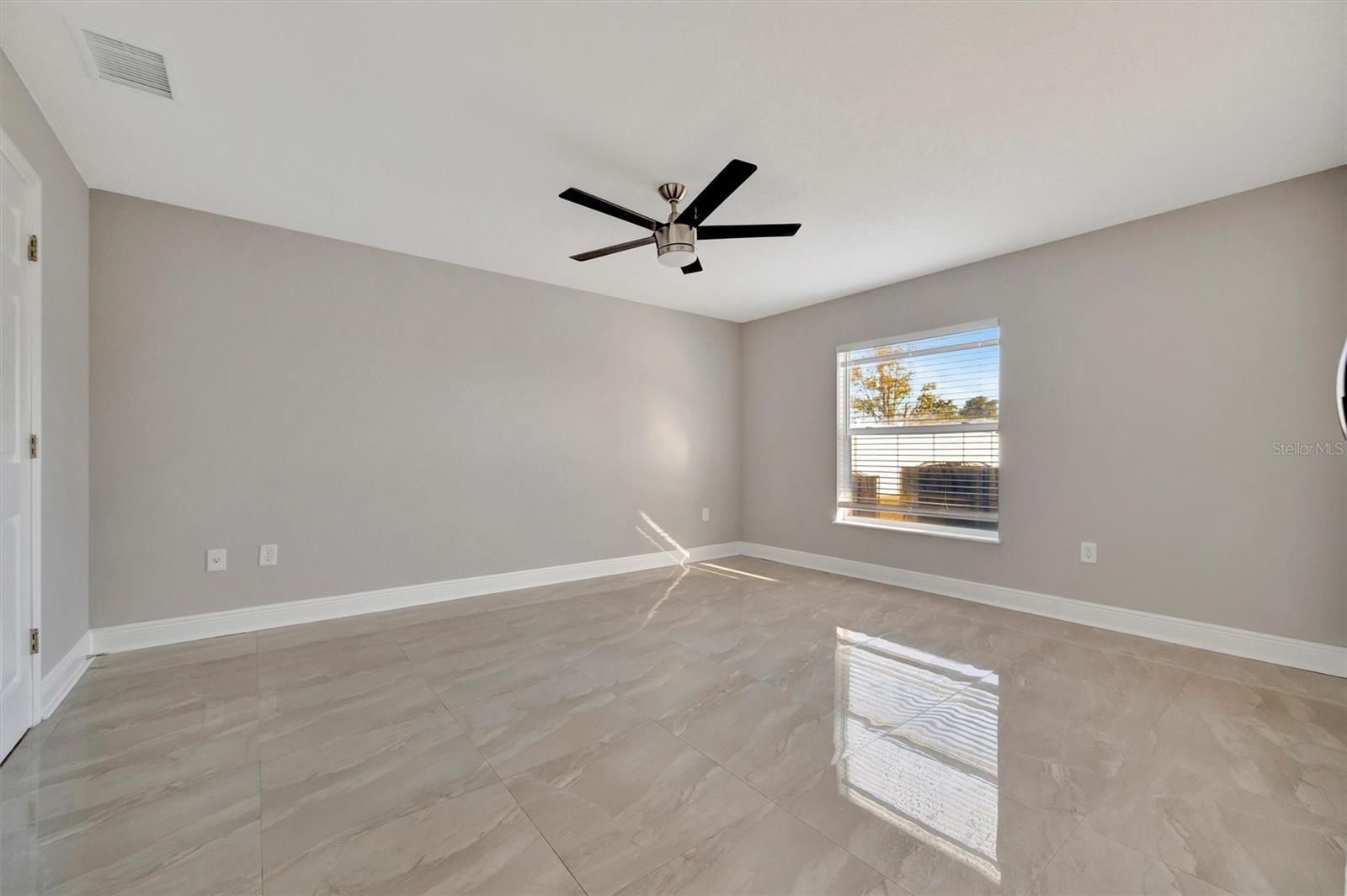 Image 22 of 67 For 2115 Valrico Heights Boulevard