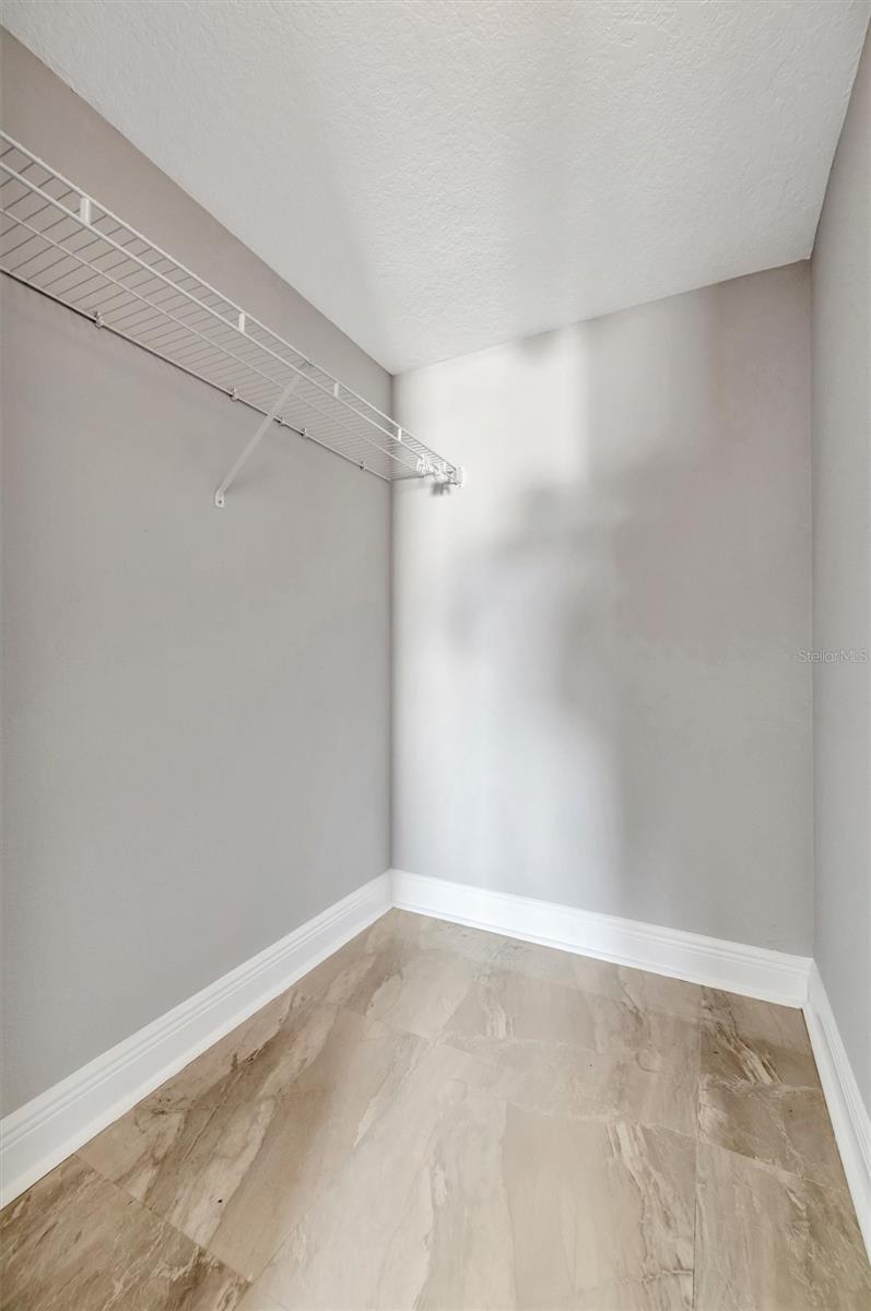 Image 23 of 67 For 2115 Valrico Heights Boulevard