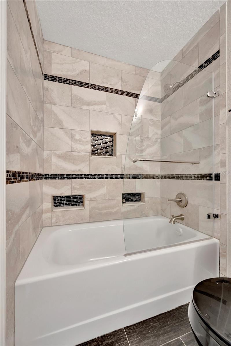 Image 31 of 67 For 2115 Valrico Heights Boulevard