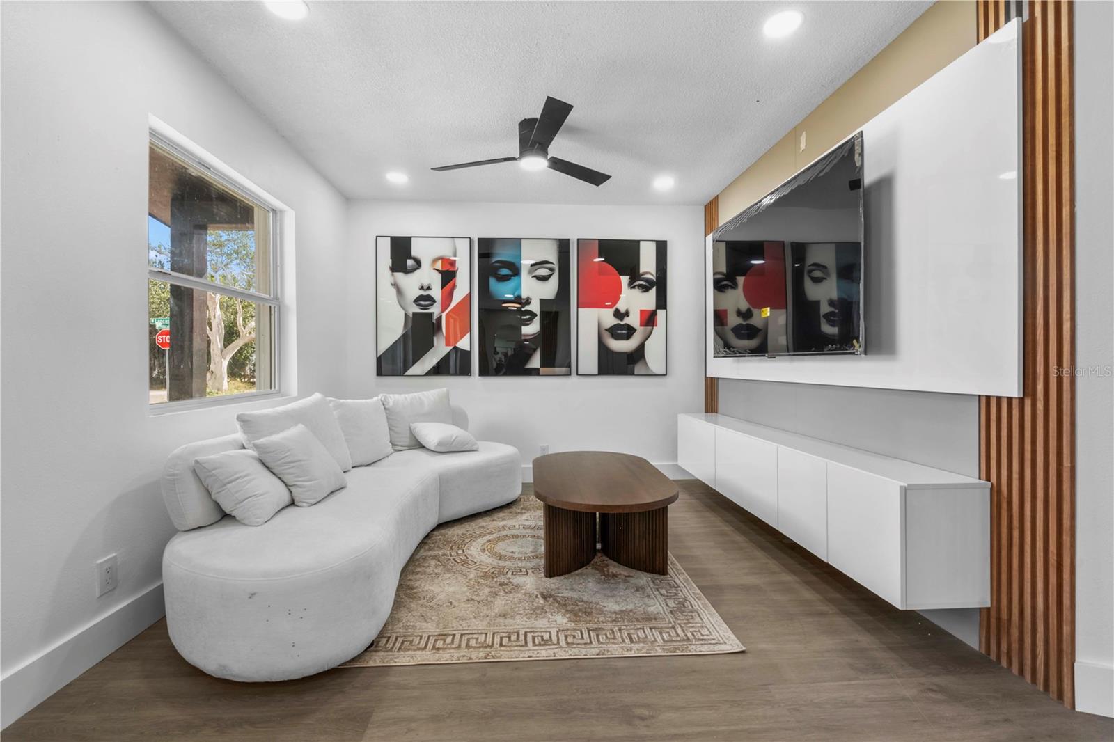 Listing photo id 9 for 6713 Mascotte Street