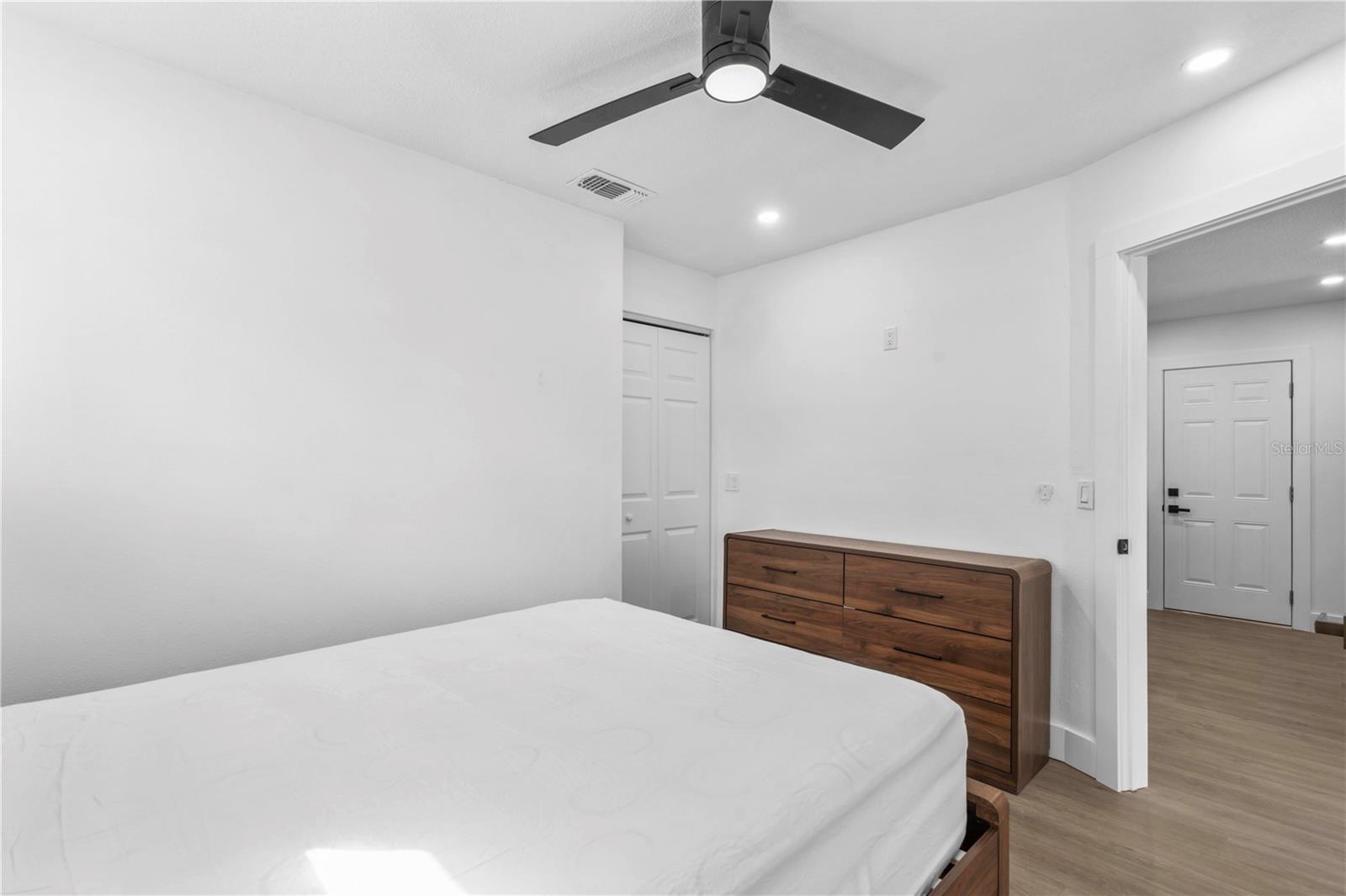 Listing photo id 12 for 6713 Mascotte Street