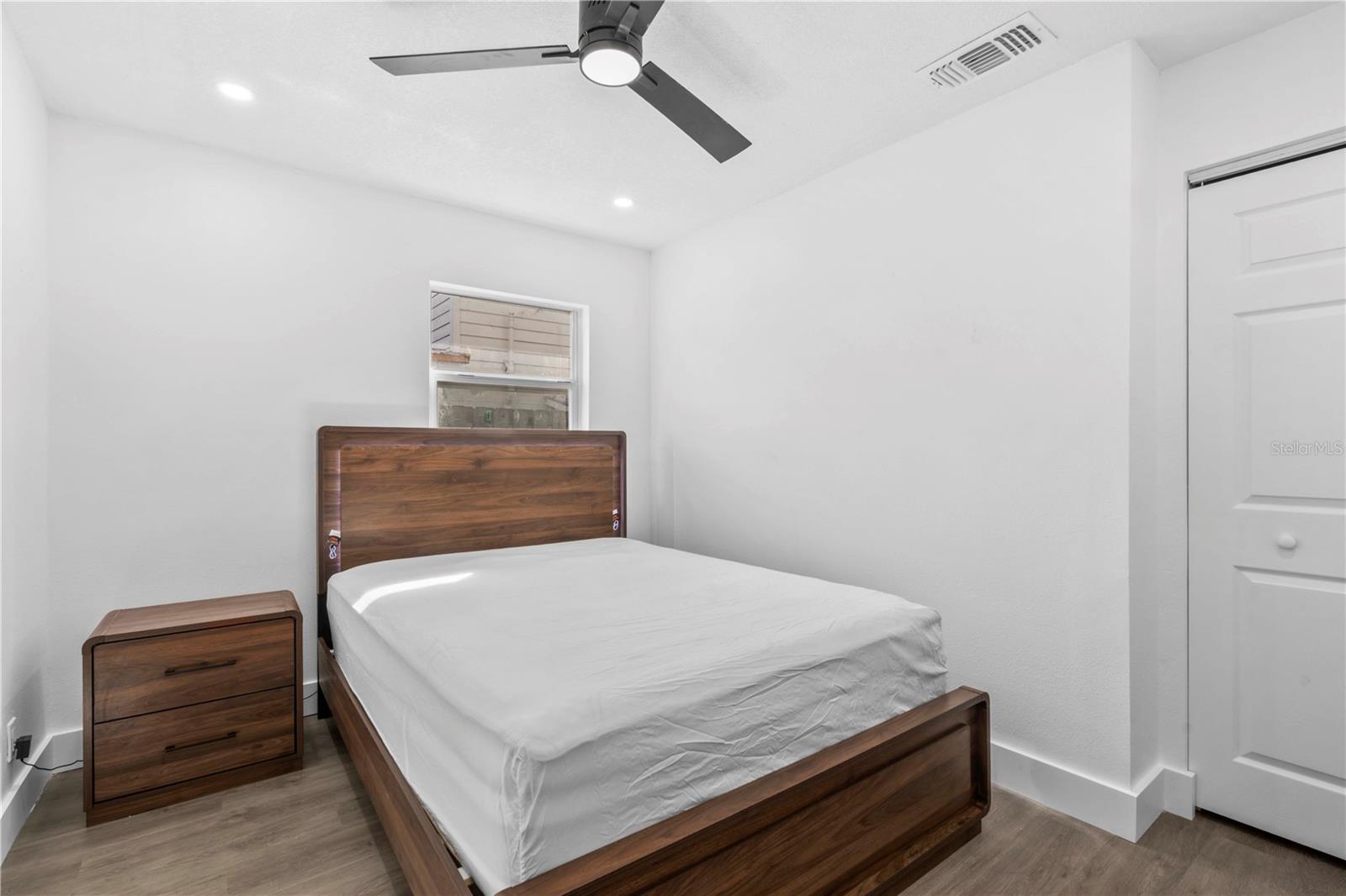 Listing photo id 13 for 6713 Mascotte Street