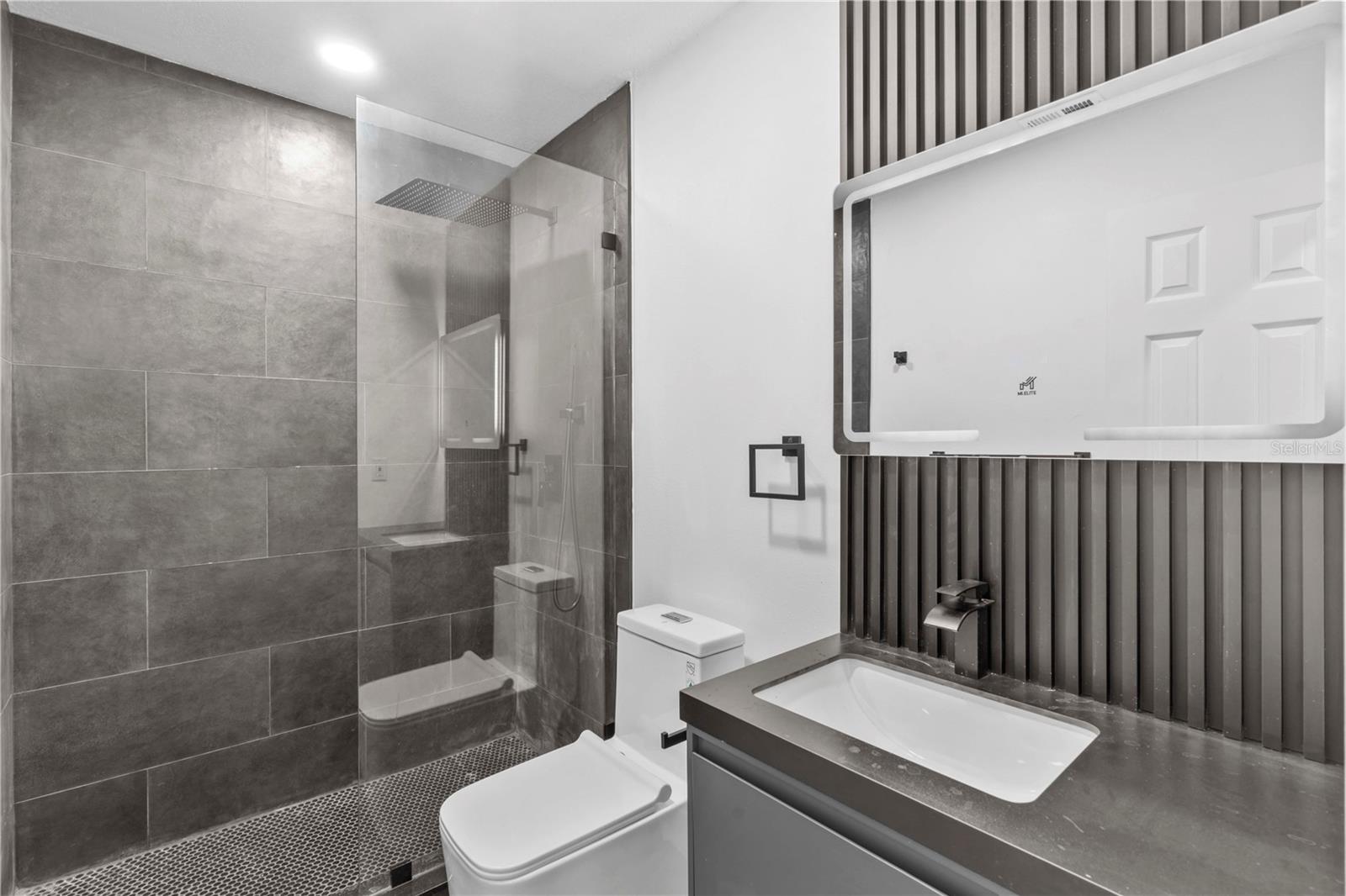 Listing photo id 16 for 6713 Mascotte Street