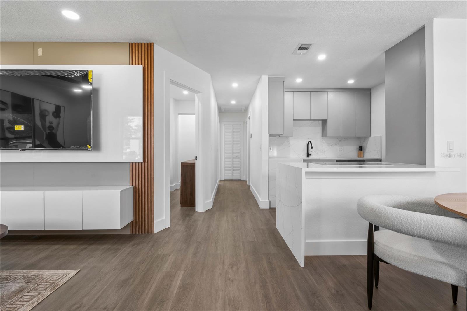 Listing photo id 17 for 6713 Mascotte Street