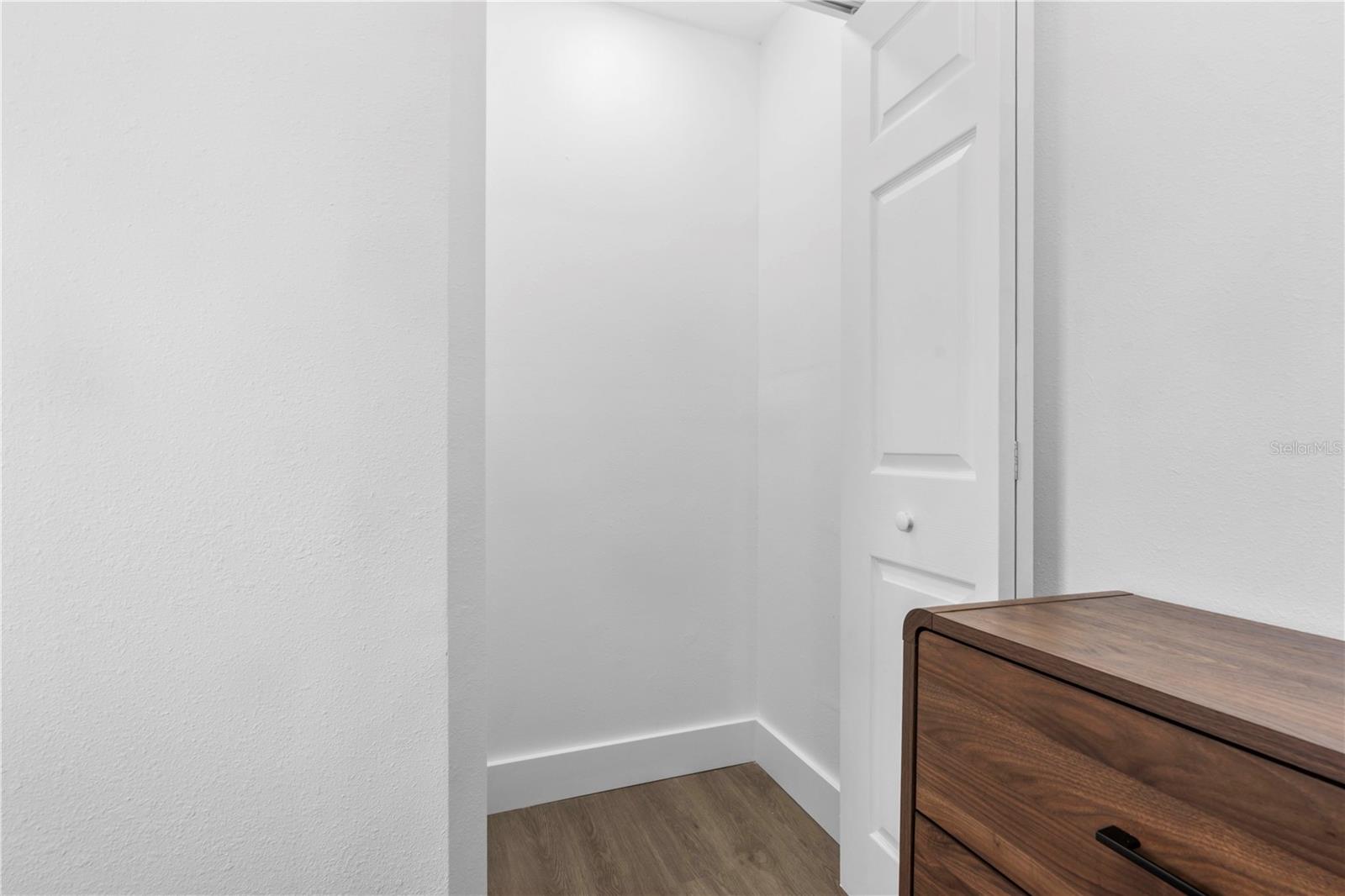 Listing photo id 18 for 6713 Mascotte Street