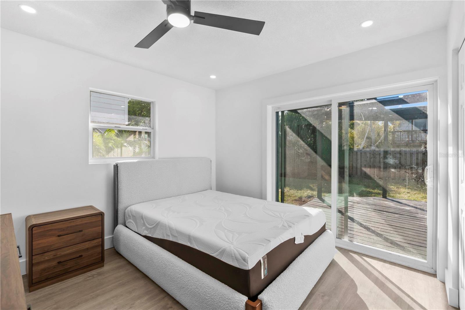 Listing photo id 21 for 6713 Mascotte Street