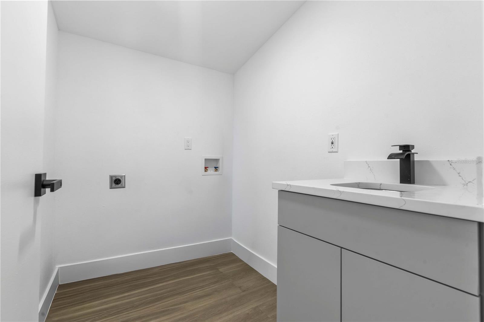 Listing photo id 24 for 6713 Mascotte Street