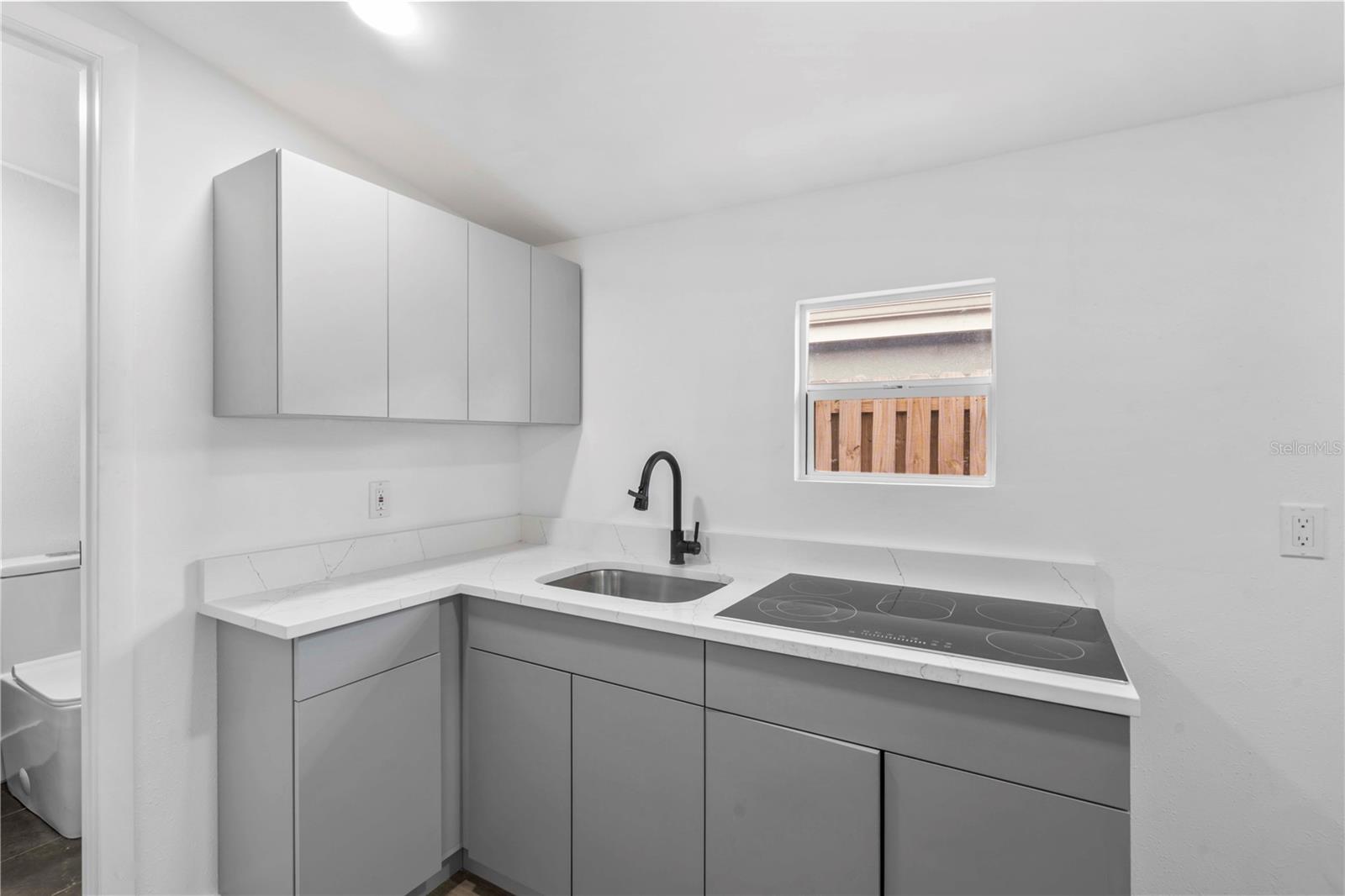 Listing photo id 25 for 6713 Mascotte Street