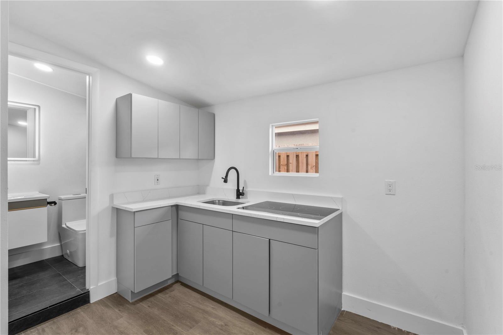 Listing photo id 26 for 6713 Mascotte Street