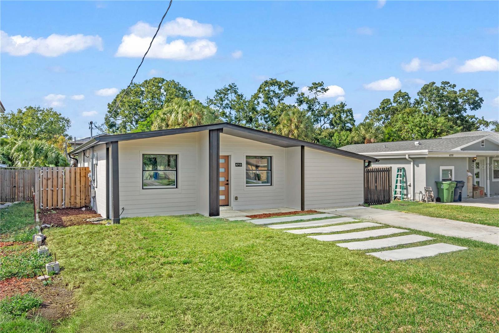 Listing photo id 1 for 6713 Mascotte Street