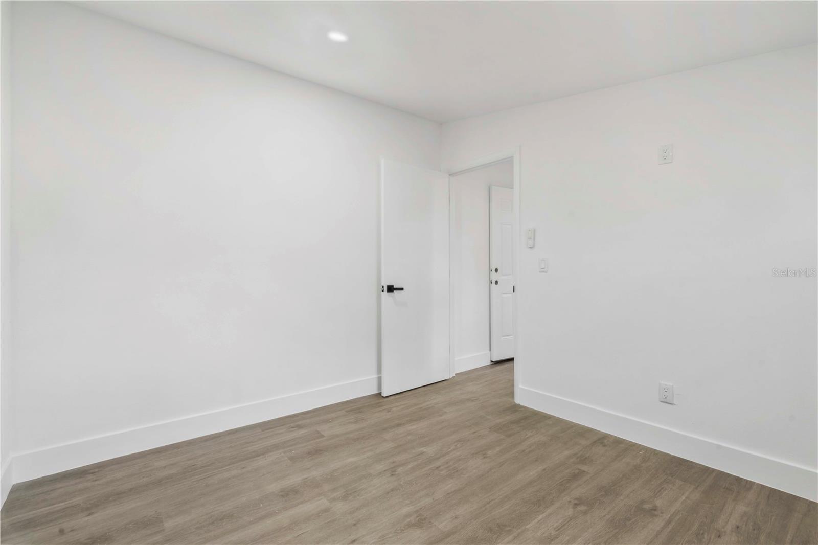 Listing photo id 28 for 6713 Mascotte Street