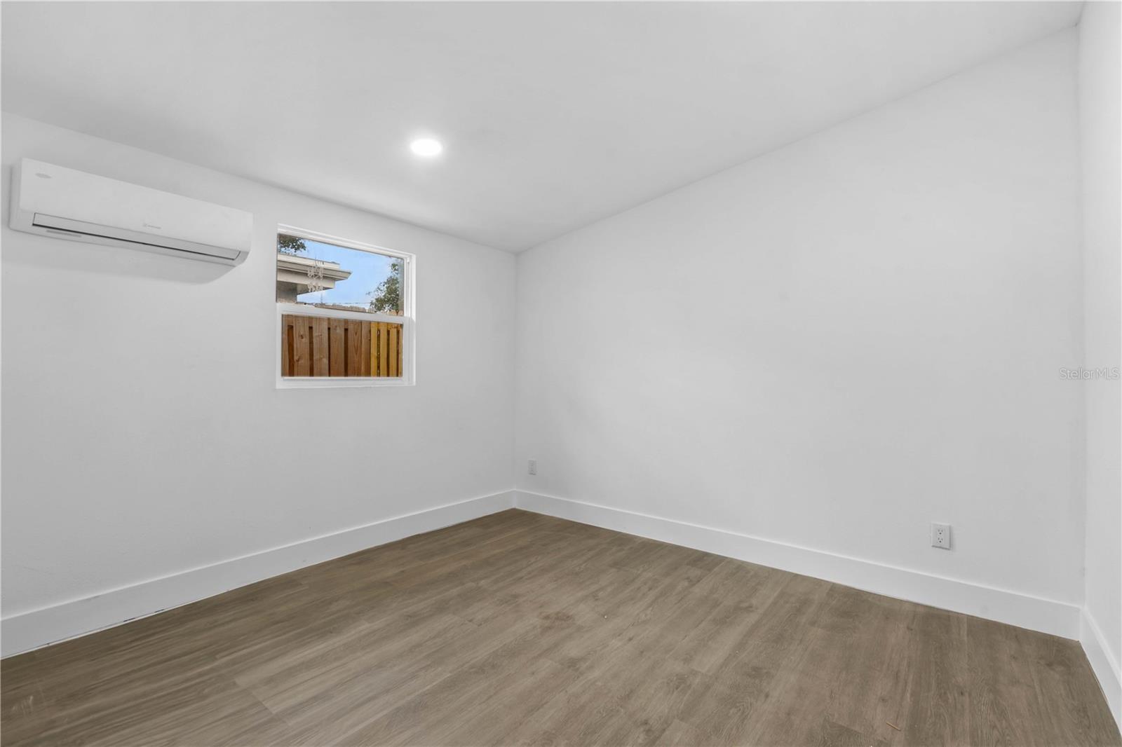 Listing photo id 29 for 6713 Mascotte Street