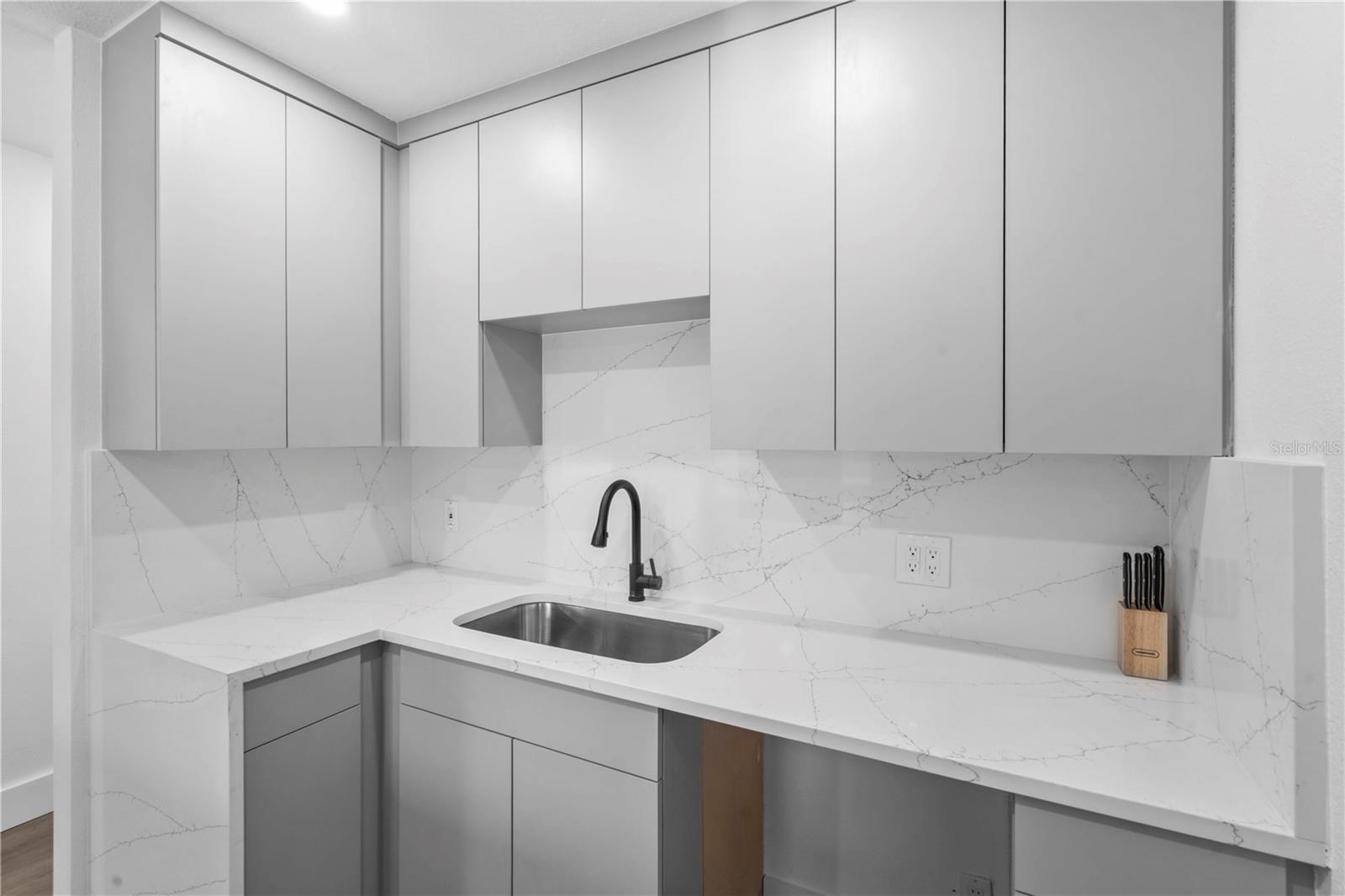 Listing photo id 30 for 6713 Mascotte Street