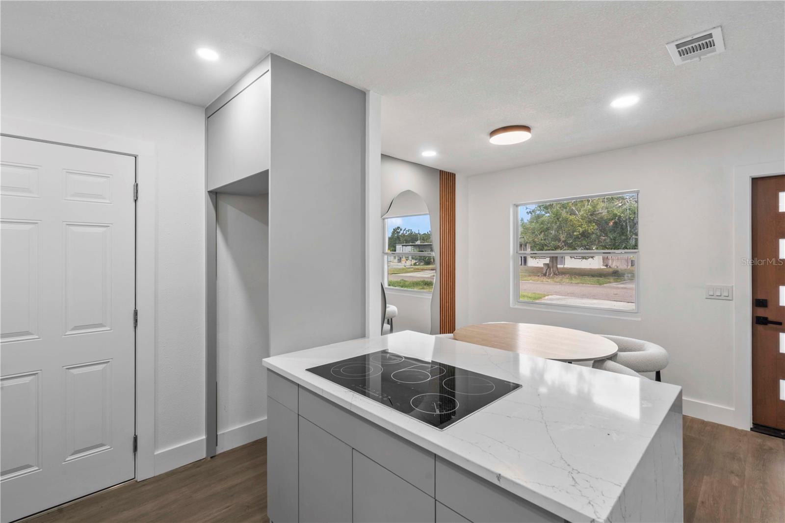 Listing photo id 31 for 6713 Mascotte Street