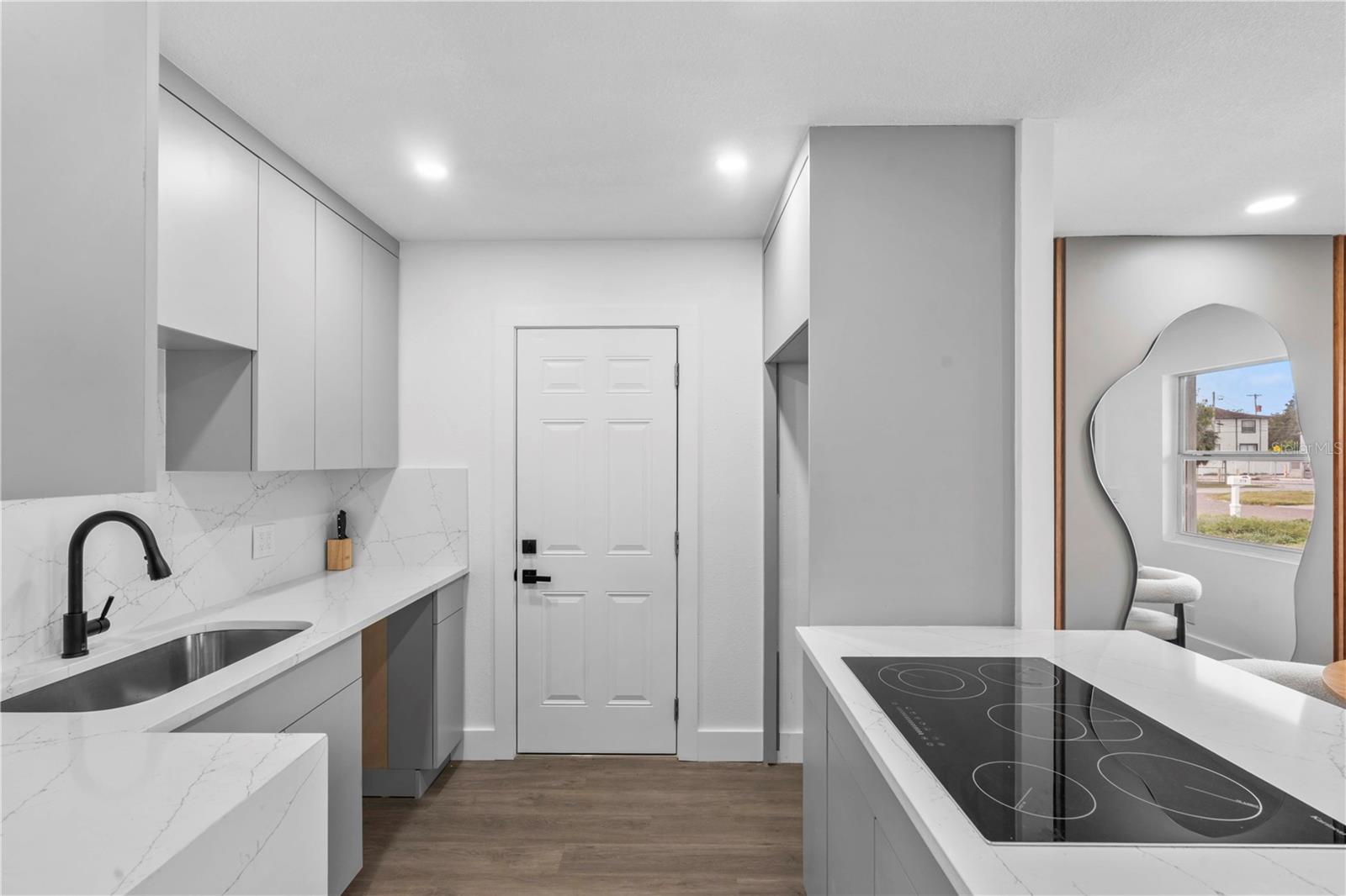 Listing photo id 32 for 6713 Mascotte Street