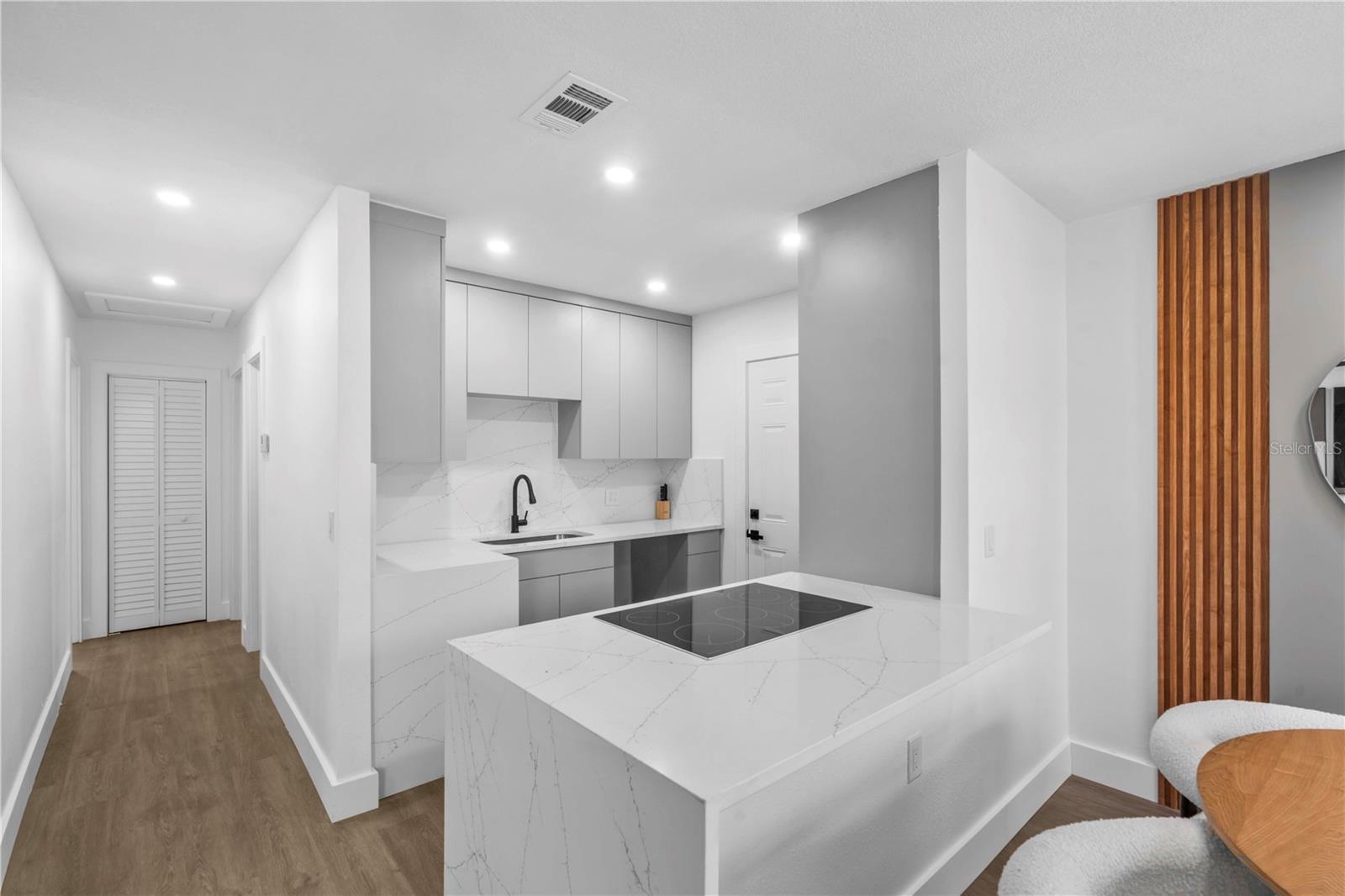 Listing photo id 33 for 6713 Mascotte Street