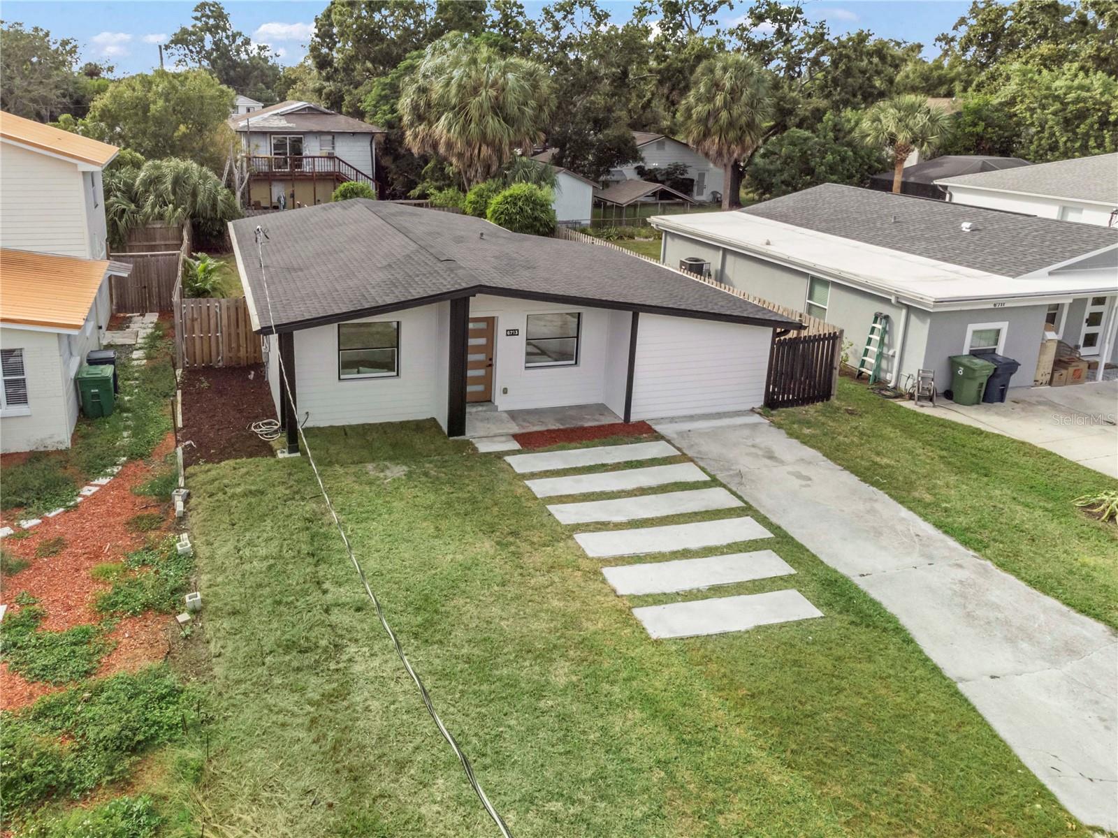 Listing photo id 36 for 6713 Mascotte Street