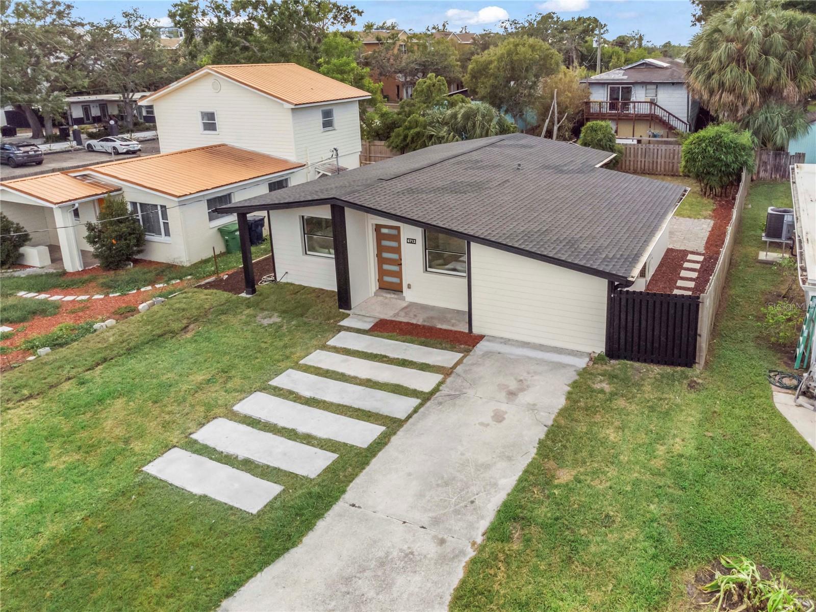 Listing photo id 37 for 6713 Mascotte Street