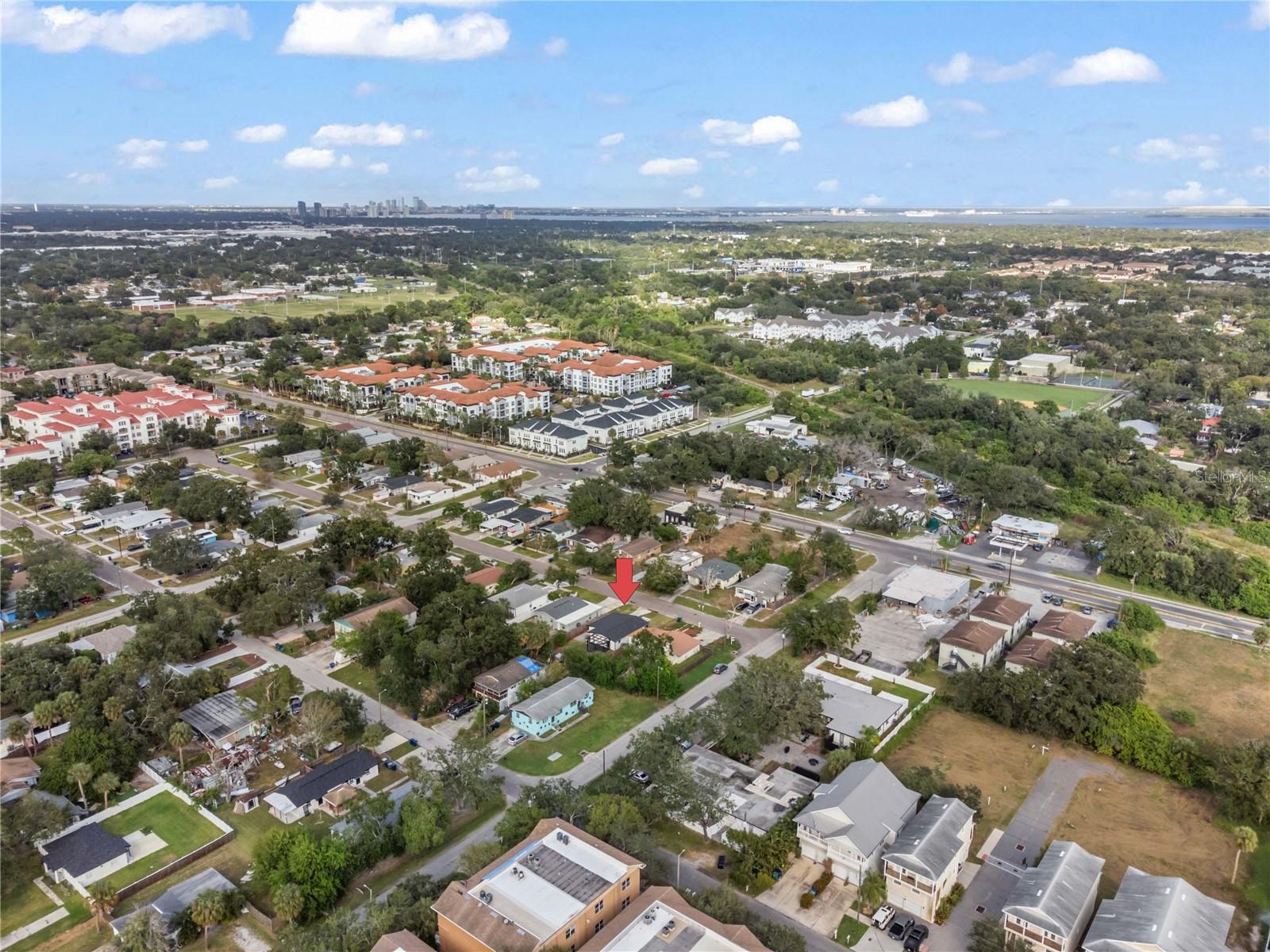 Listing photo id 39 for 6713 Mascotte Street