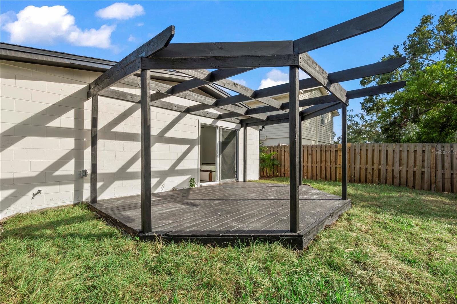 Listing photo id 42 for 6713 Mascotte Street