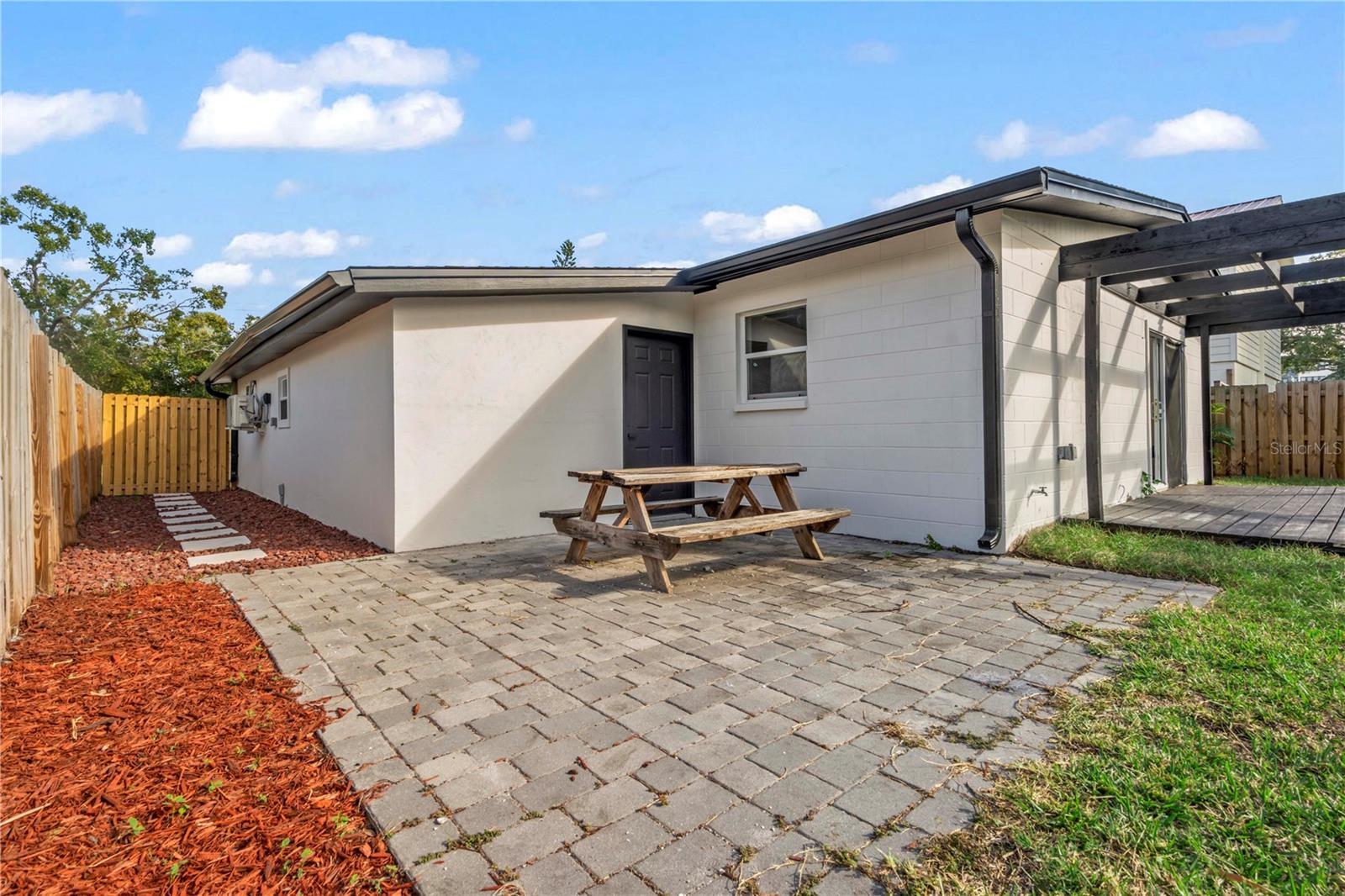 Listing photo id 43 for 6713 Mascotte Street