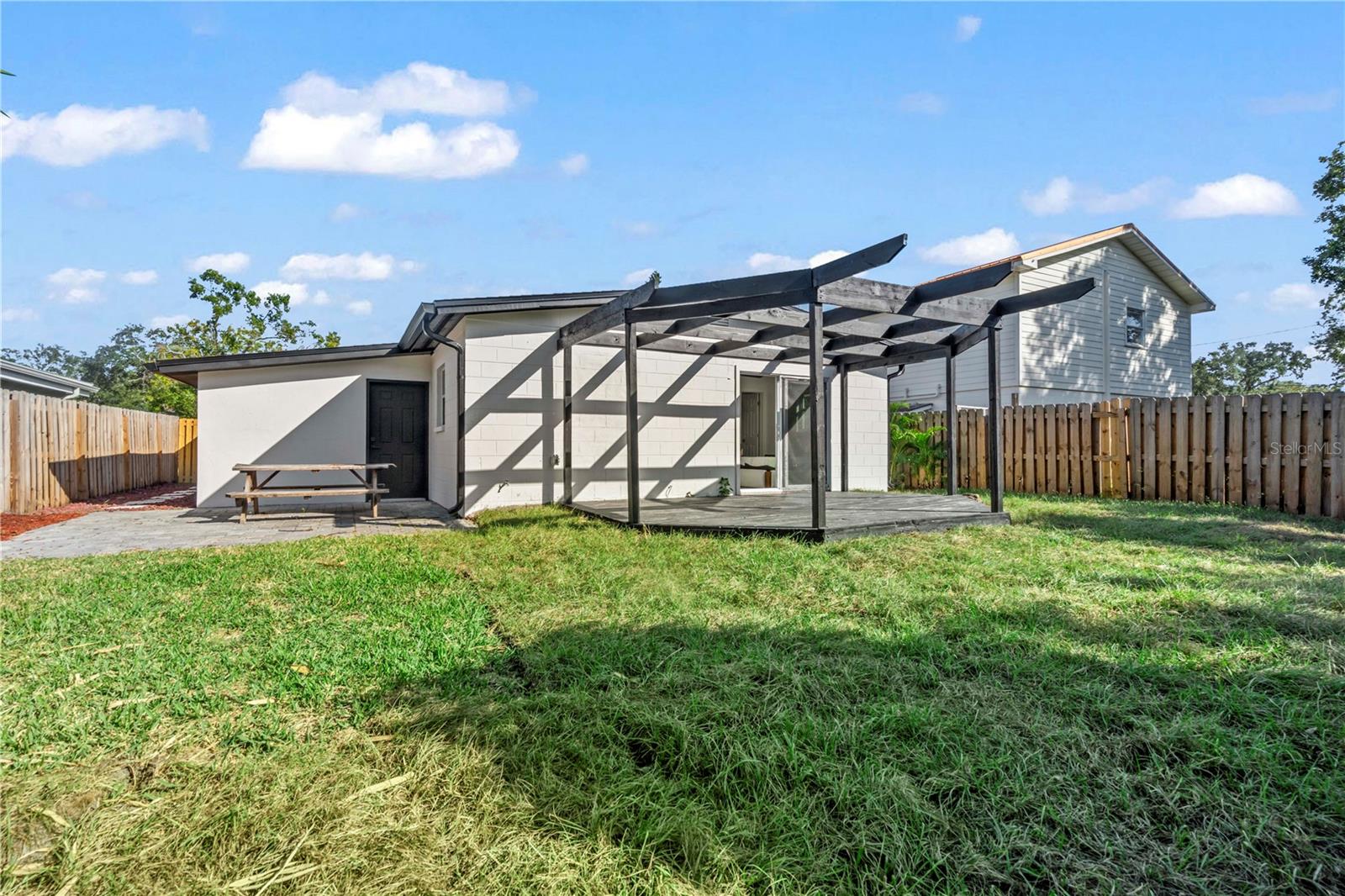 Listing photo id 44 for 6713 Mascotte Street