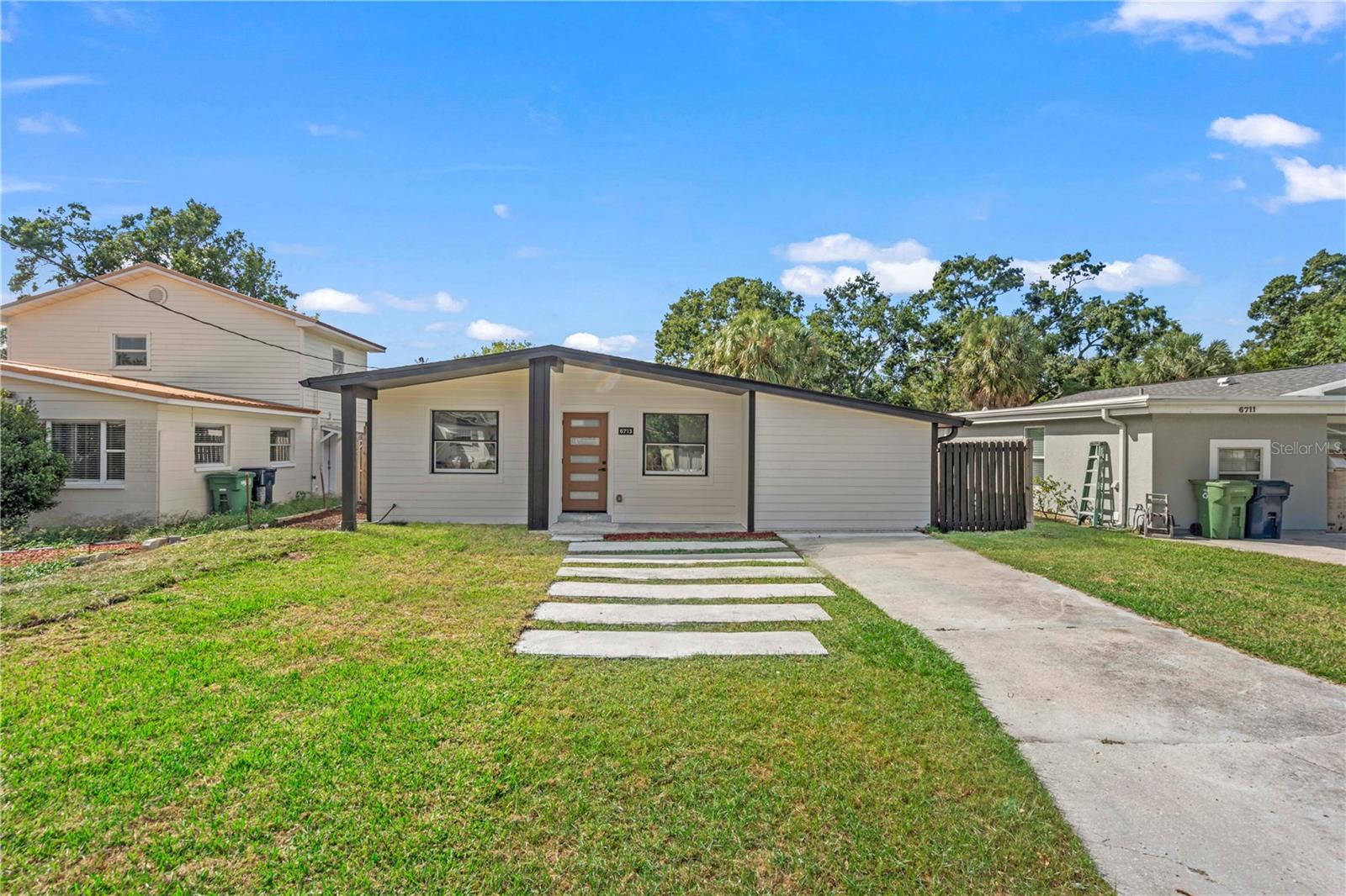 Listing photo id 3 for 6713 Mascotte Street