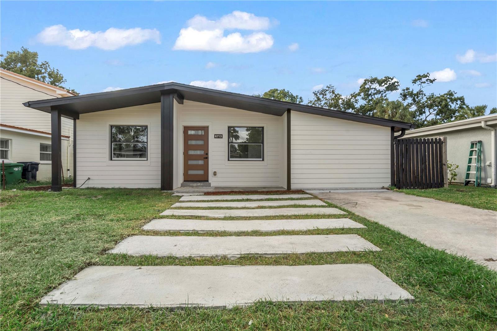 Listing photo id 4 for 6713 Mascotte Street