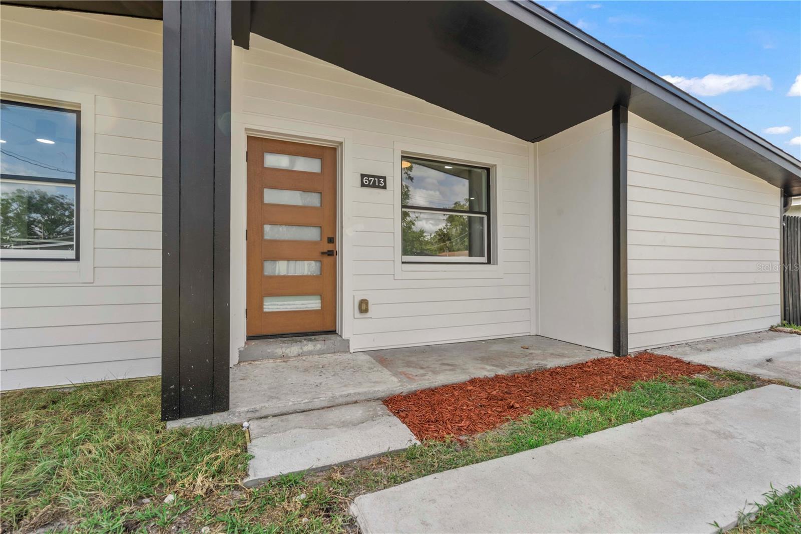 Listing photo id 5 for 6713 Mascotte Street