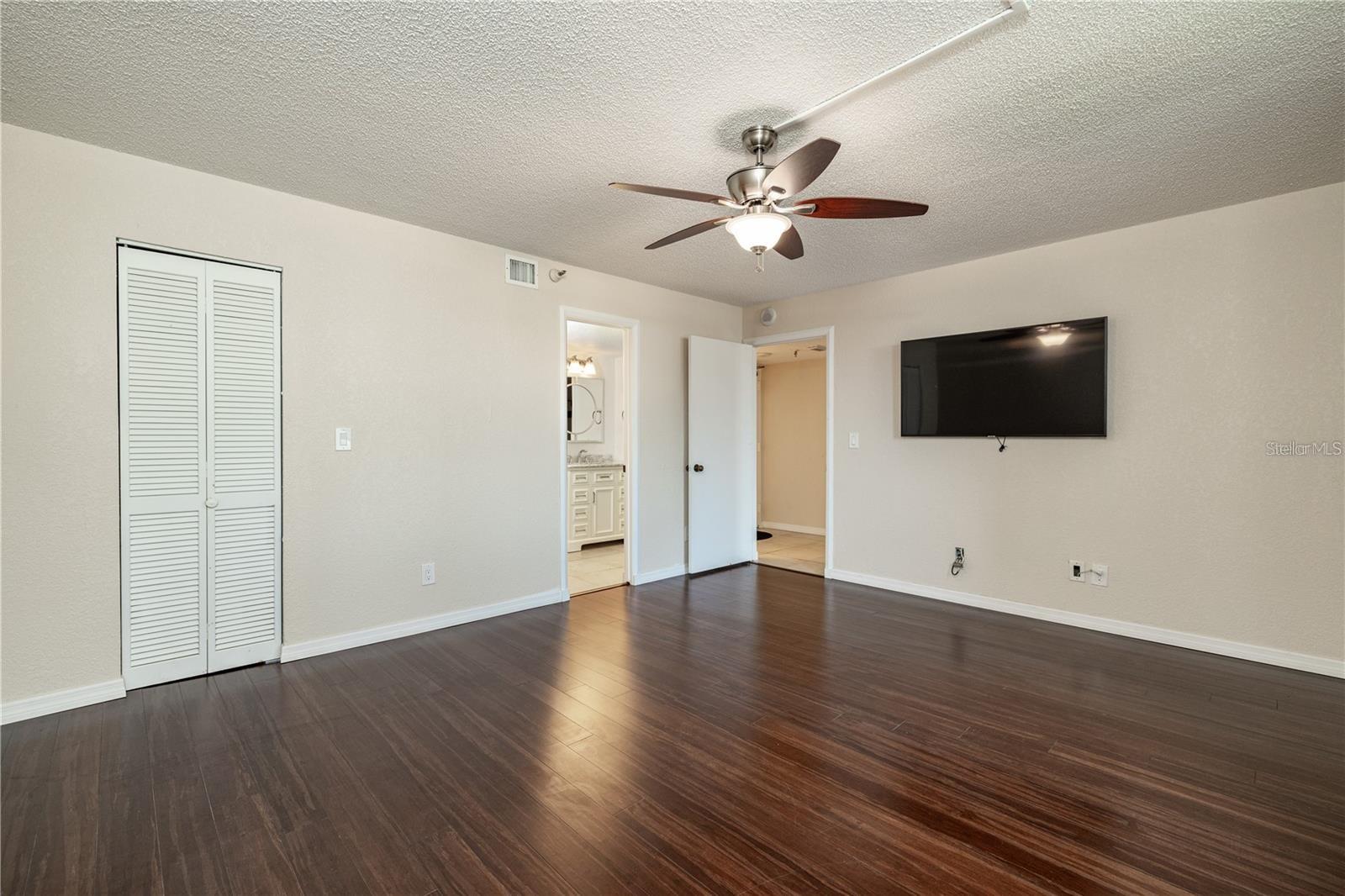 Image 21 of 29 For 5950 Pelican Bay Plaza S 204