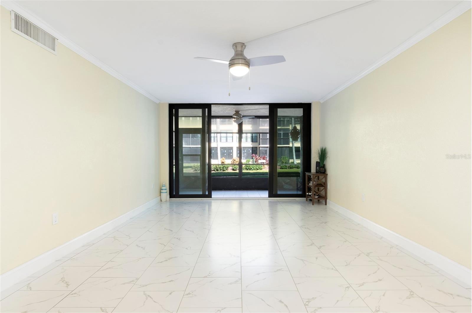 Image 14 of 62 For 19701 Gulf Boulevard 127