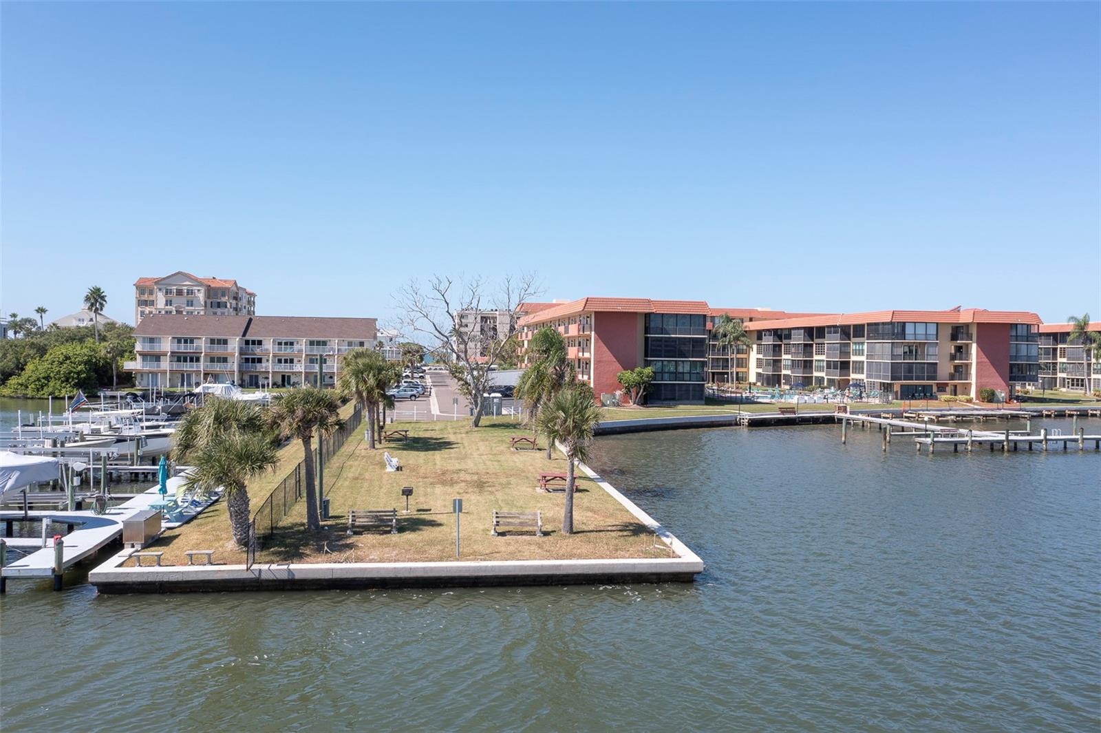 Image 44 of 62 For 19701 Gulf Boulevard 127