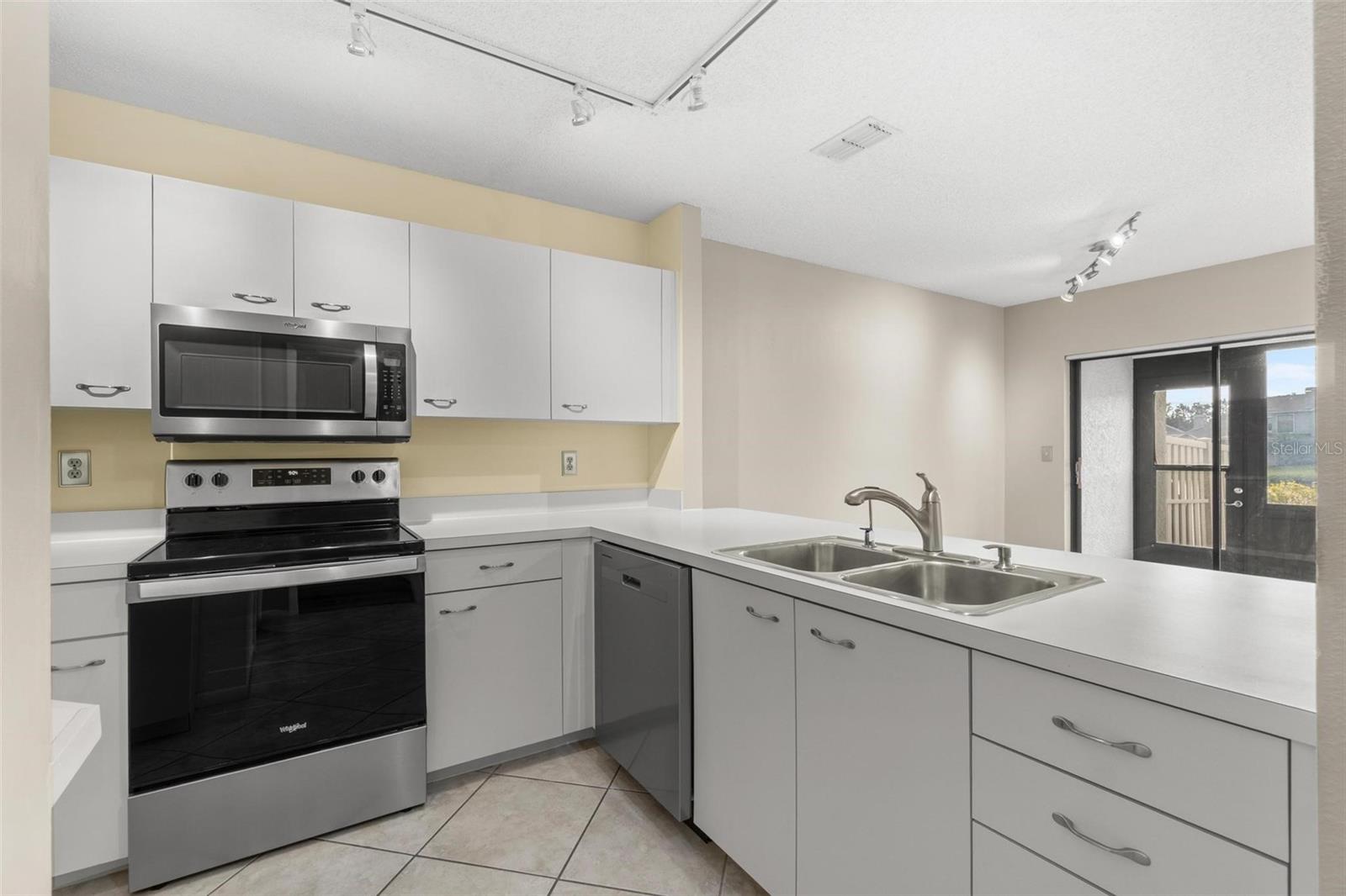 Image 11 of 41 For 846 Glades Court Ne