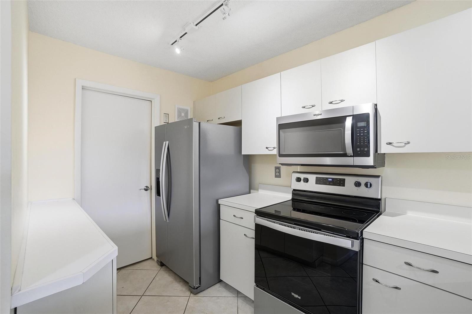 Image 12 of 41 For 846 Glades Court Ne