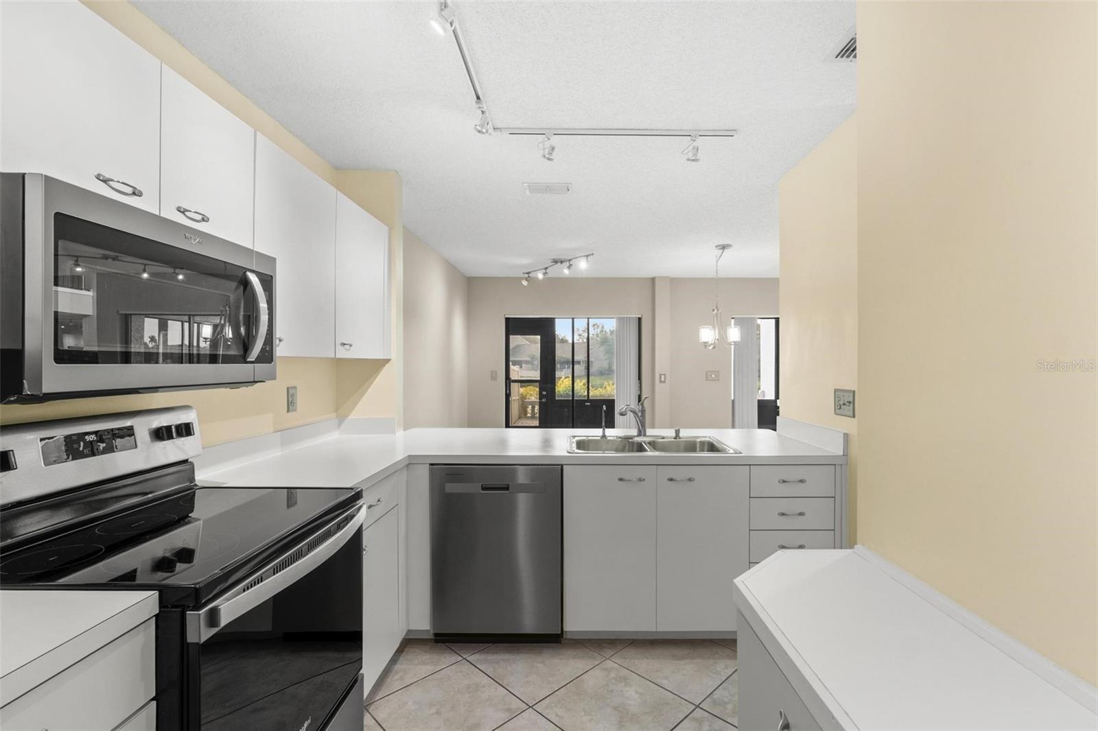 Image 13 of 41 For 846 Glades Court Ne