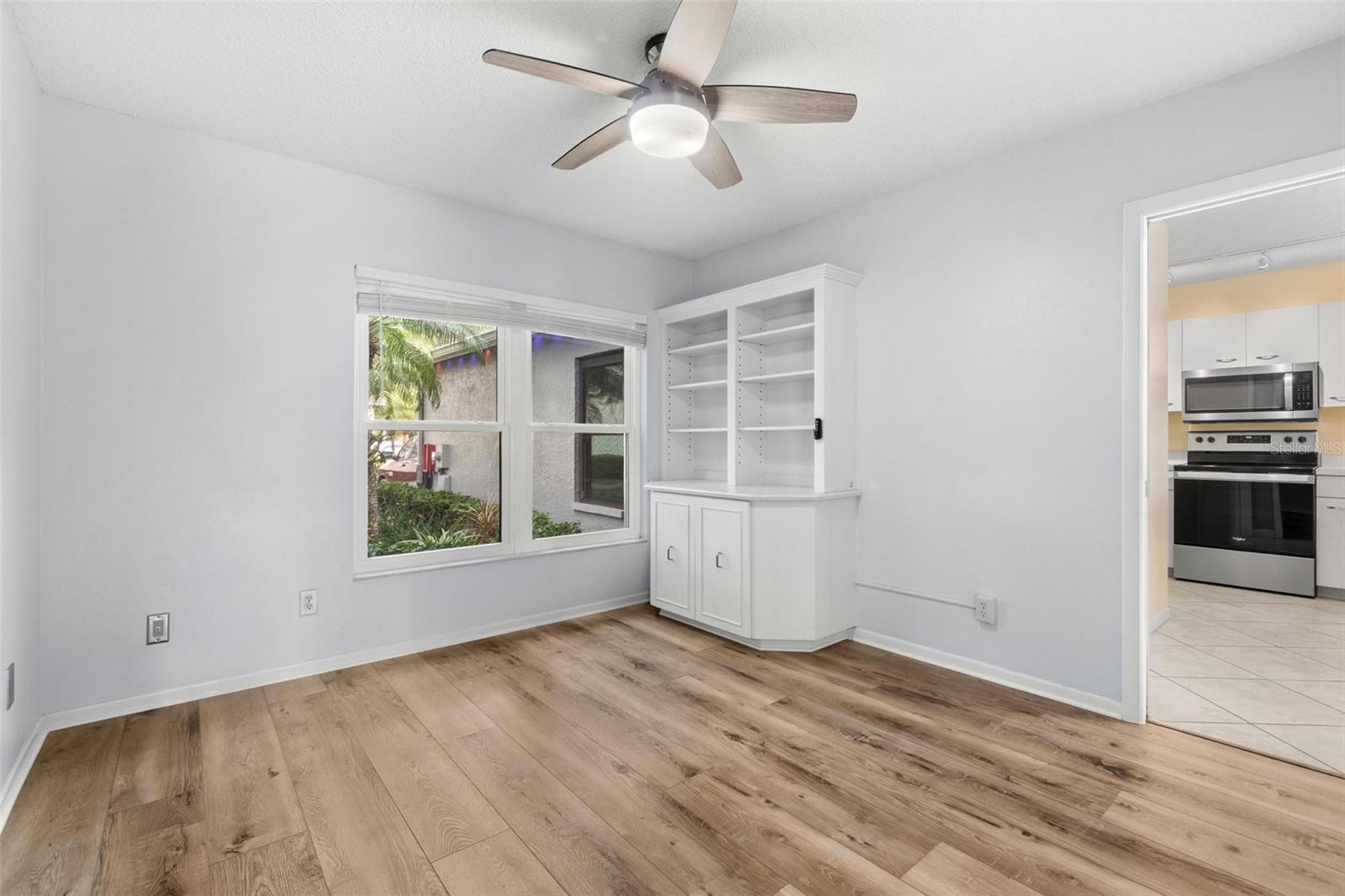 Image 14 of 41 For 846 Glades Court Ne