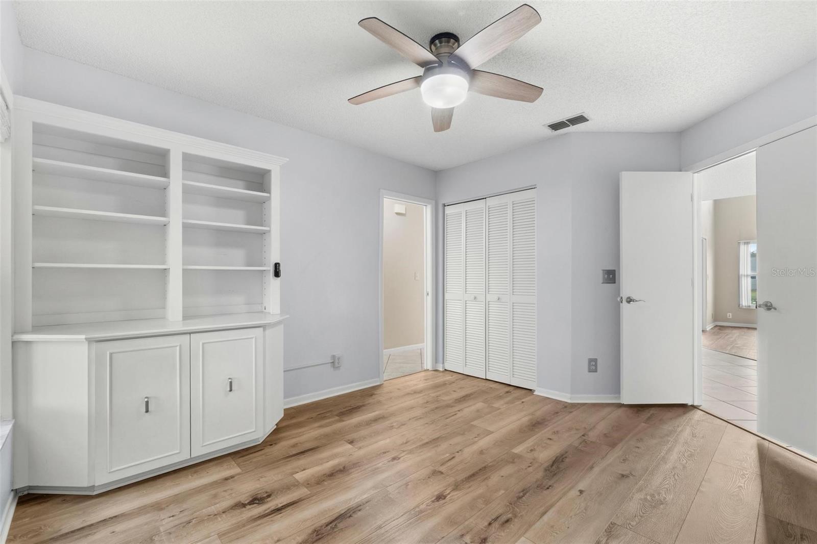 Image 15 of 41 For 846 Glades Court Ne