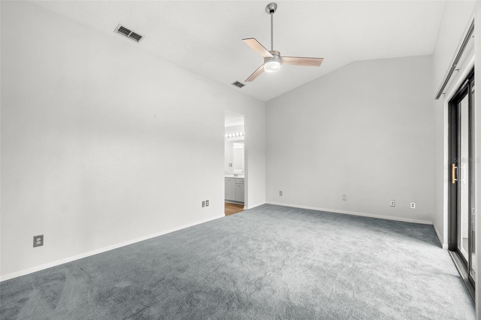 Image 25 of 41 For 846 Glades Court Ne