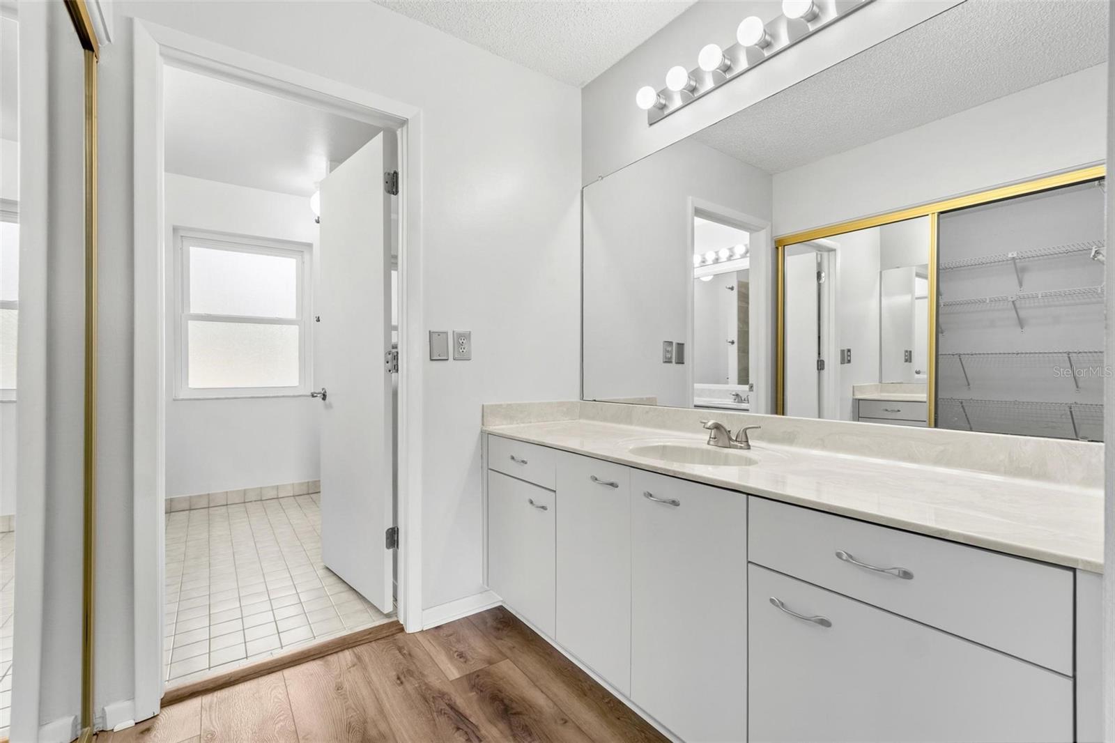 Image 27 of 41 For 846 Glades Court Ne