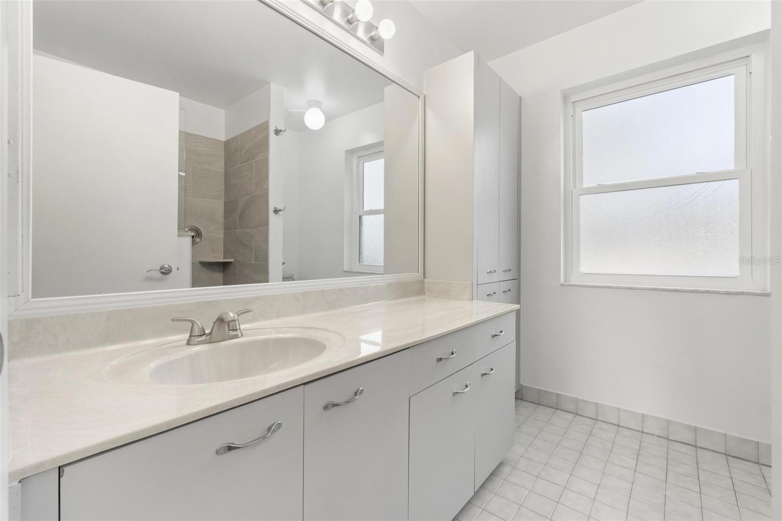 Image 28 of 41 For 846 Glades Court Ne