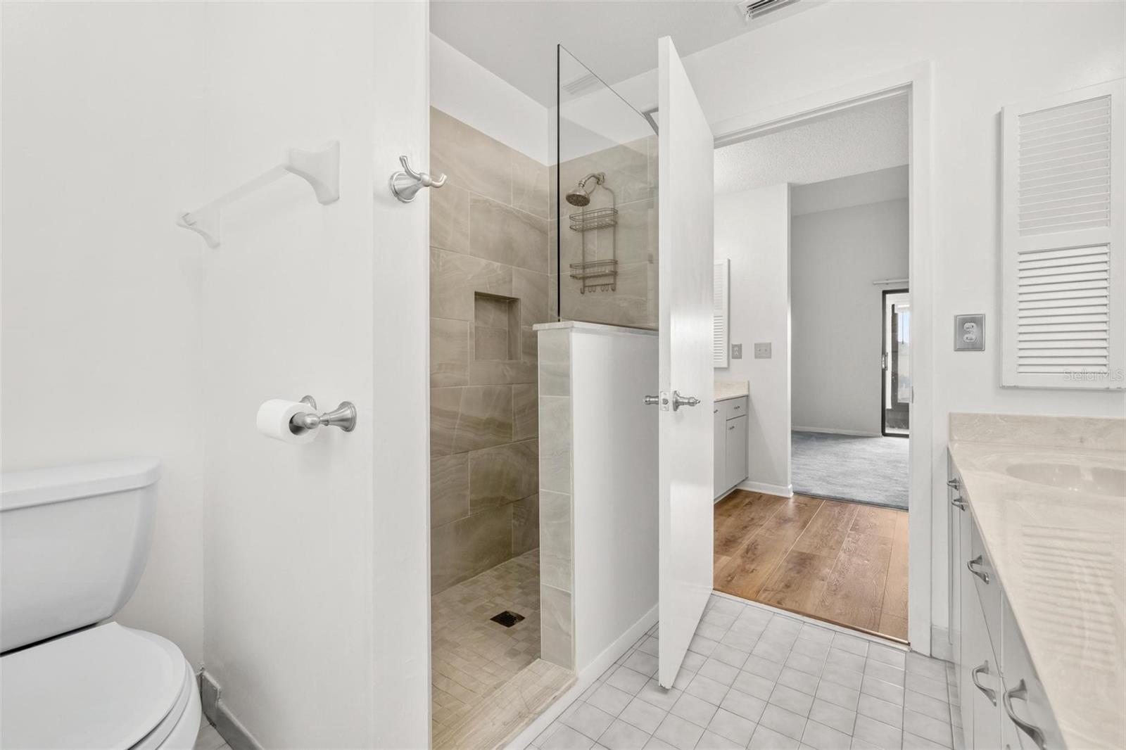 Image 29 of 41 For 846 Glades Court Ne