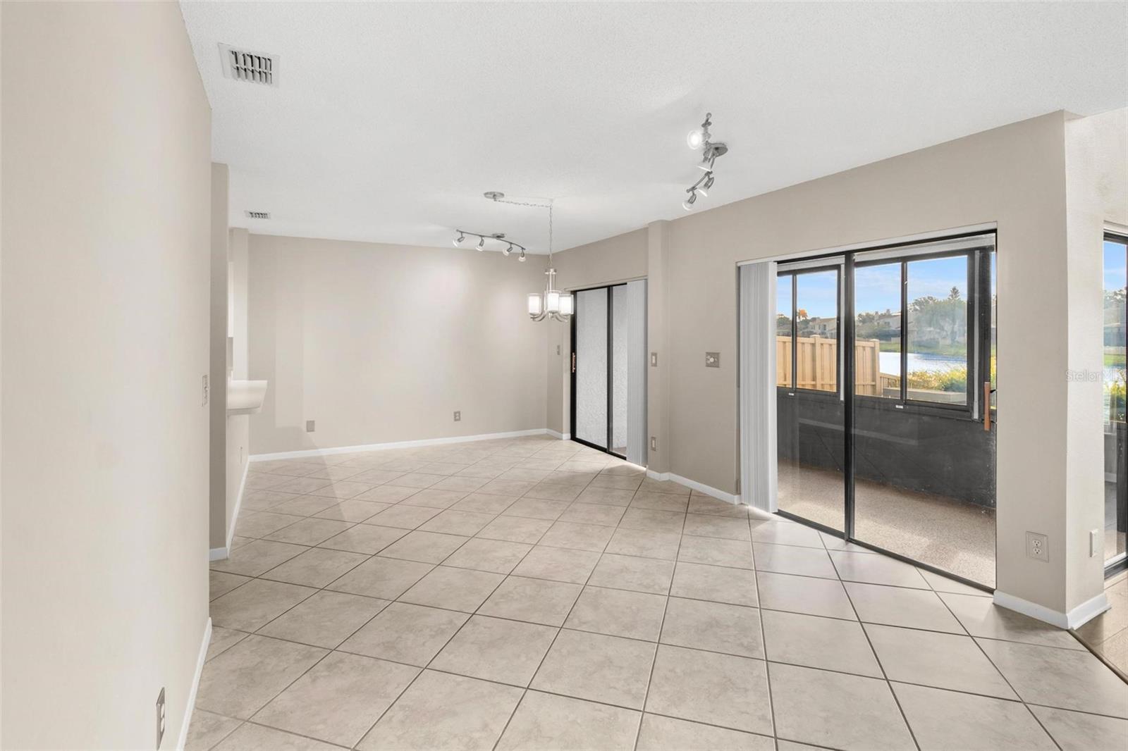 Image 4 of 41 For 846 Glades Court Ne