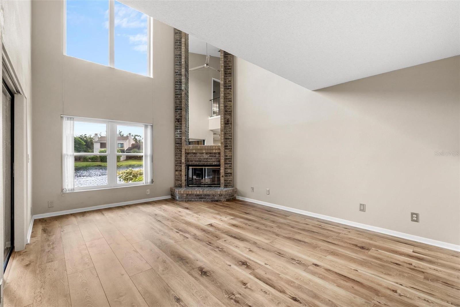 Image 7 of 41 For 846 Glades Court Ne