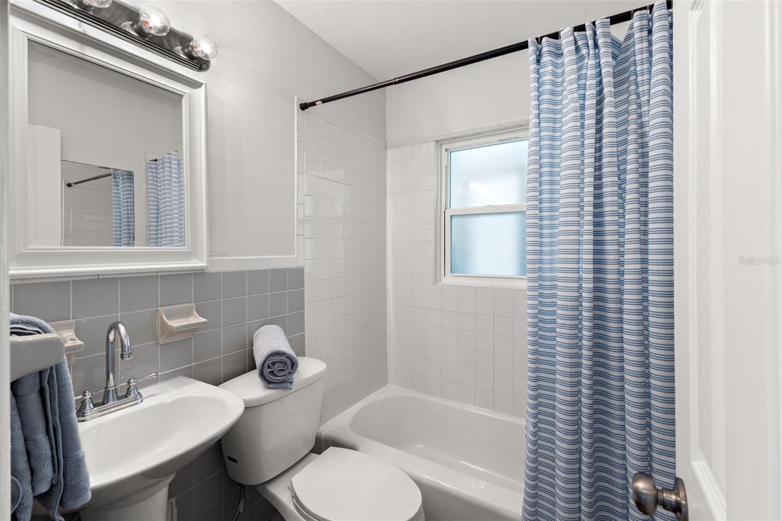 Image 21 of 38 For 337 Shore Drive E