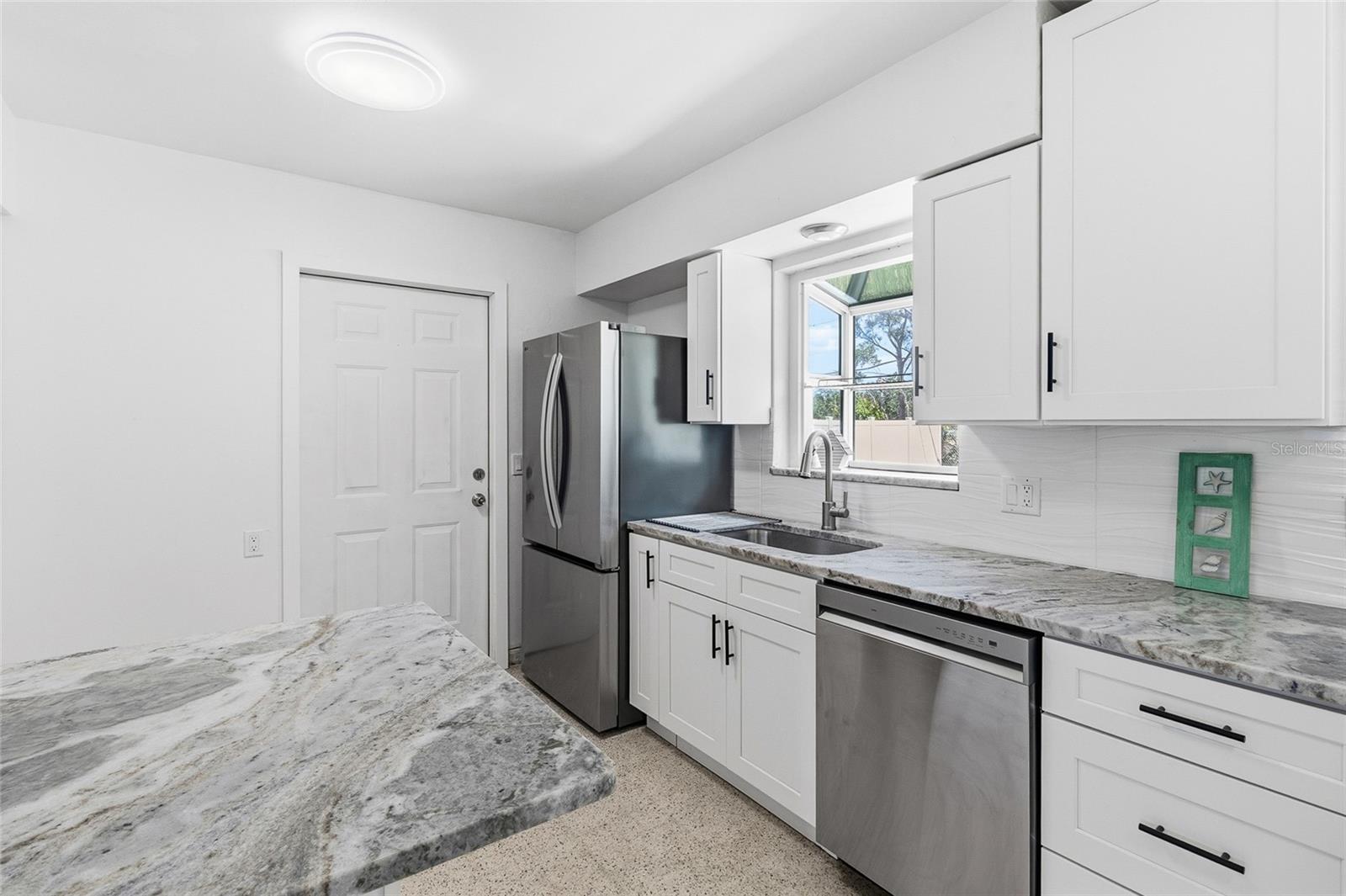 Image 18 of 44 For 3700 Whiting Drive Se