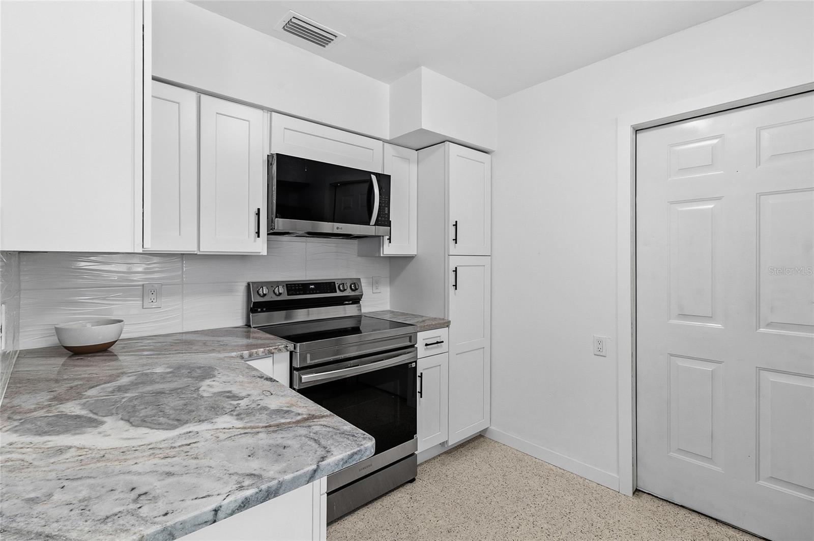 Image 19 of 44 For 3700 Whiting Drive Se