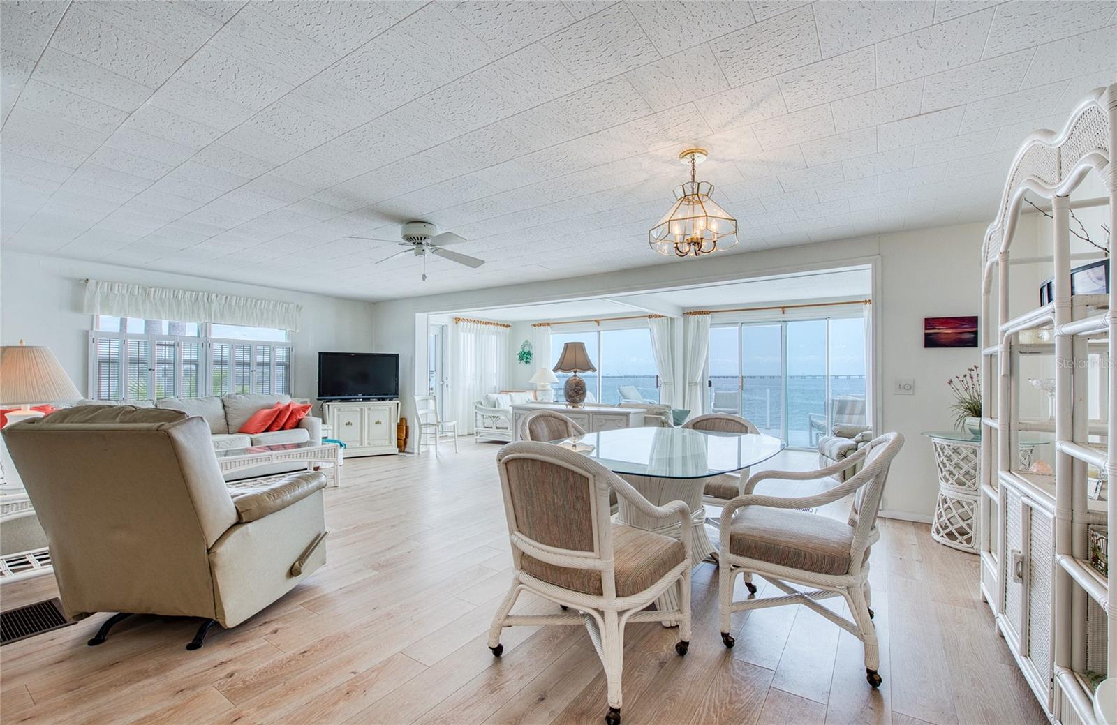 Image 27 of 52 For 18675 Us Highway 19 N 397