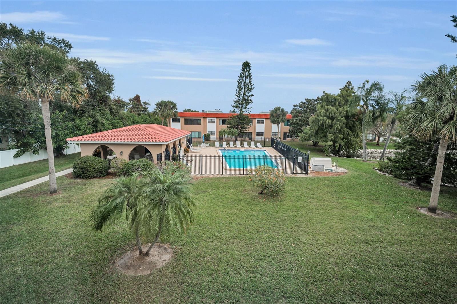 Listing photo id 11 for 1750 Belleair Forest Drive C12