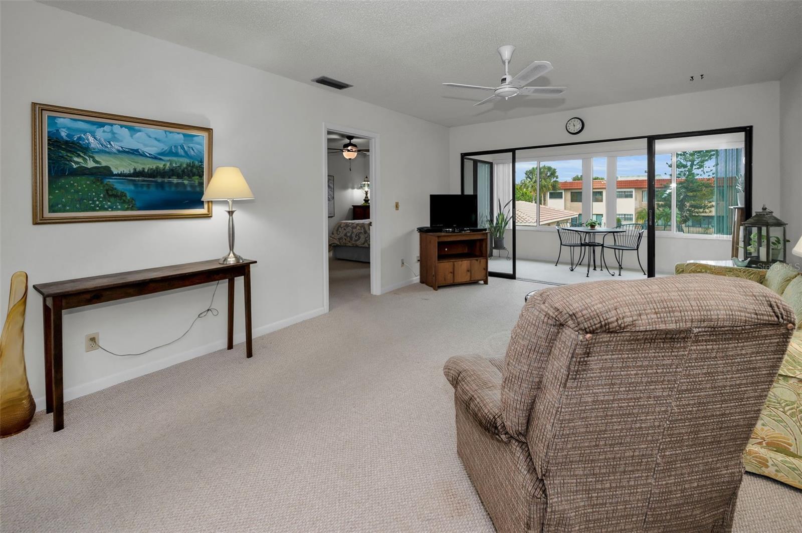 Listing photo id 14 for 1750 Belleair Forest Drive C12